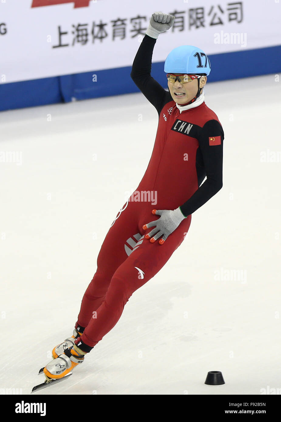 (151213)--SHANGHAI, 13. Dezember 2015 (Xinhua)--Ren Ziwei von China feiert nach der Männer 1500 m-Finale bei der ISU World Cup Shorttrack-Eisschnelllauf-Veranstaltung in Shanghai am 13. Dezember 2015. Ren Ziwei holte sich den Titel mit 2 Minuten und 14,403 Sekunden. (Xinhua/Fan Jun) Stockfoto