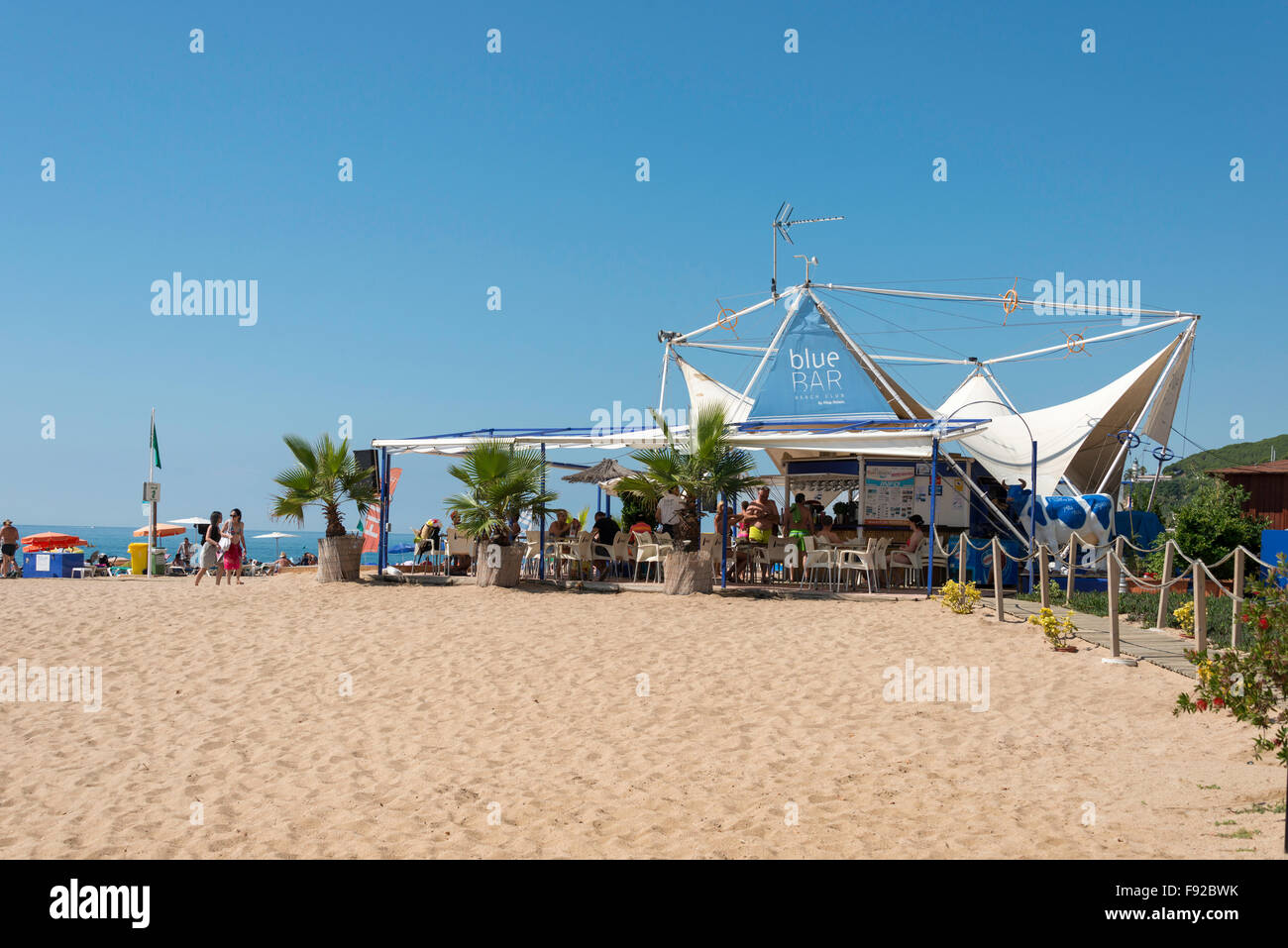 Blue Bar Beach Club, Platja de Garbi, Calella, Costa del Maresme, Provinz Barcelona, Katalonien, Spanien Stockfoto