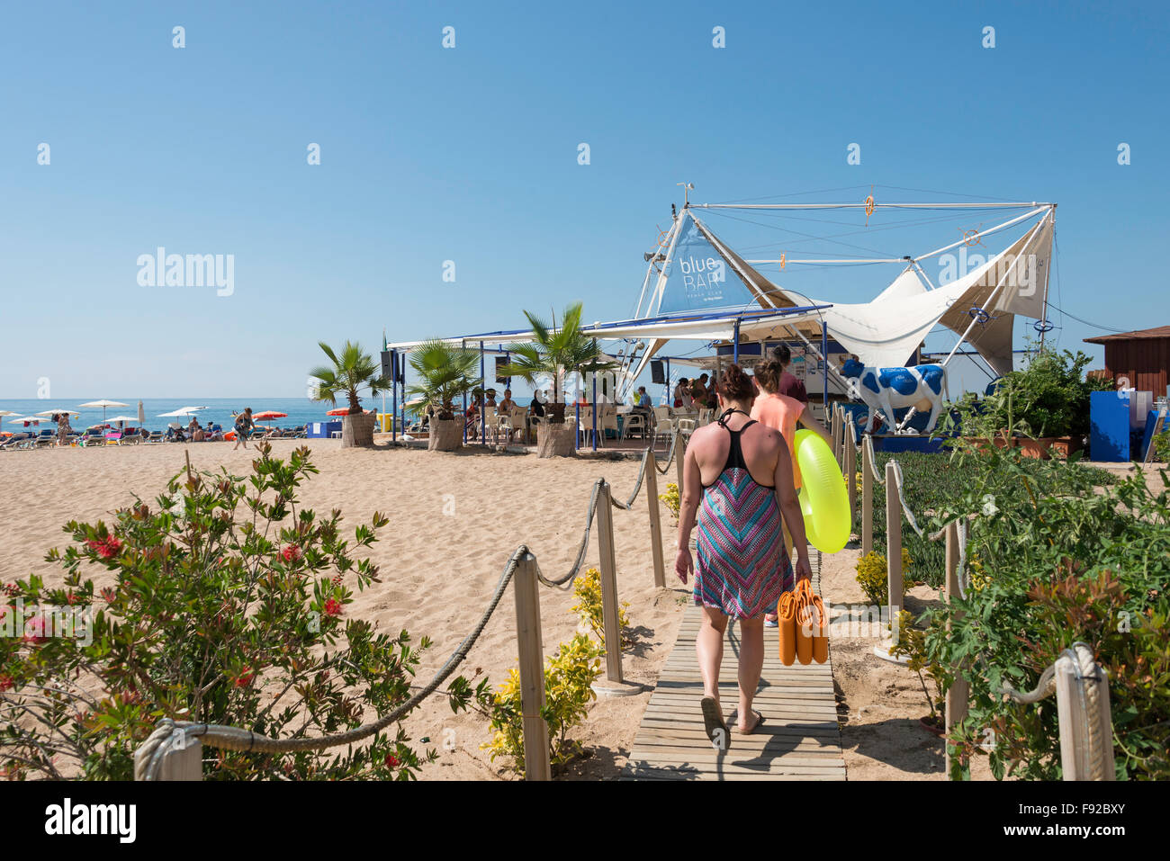 Blue Bar Beach Club, Platja de Garbi, Calella, Costa del Maresme, Provinz Barcelona, Katalonien, Spanien Stockfoto