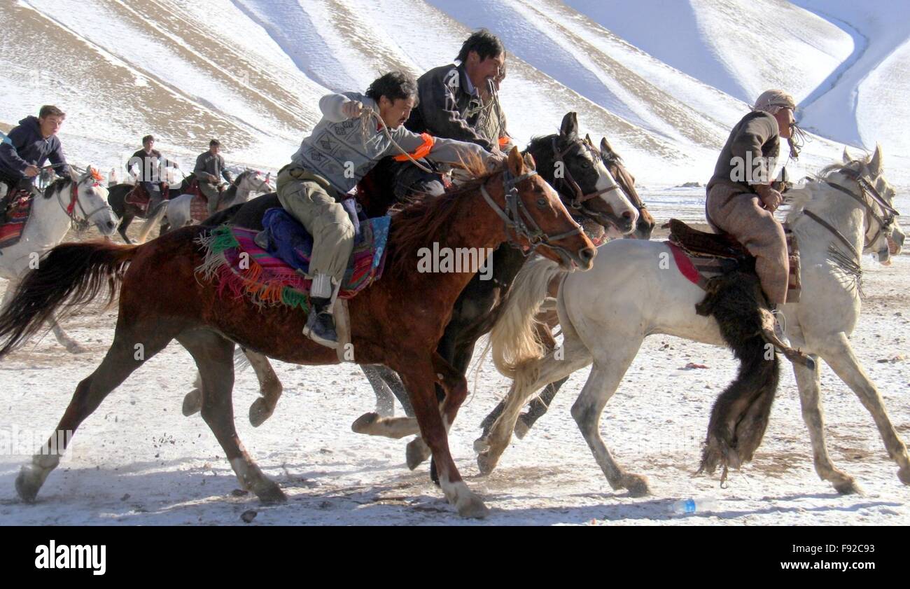 Bamiyan, Afghanistan. 13. Dezember 2015. Afghanische Reiter kämpfen um die Ziege Karkasse während einer Partie Buzkashi in Bamyan Provinz, Afghanistan, 13. Dezember 2015. Buzkashi ist ein afghanischer Nationalsport, die zwischen zwei Teams von Reitern, die im Wettbewerb um eine Ziege Karkasse in einem scoring Kreis werfen gespielt wird. © Latif Azimi/Xinhua/Alamy Live-Nachrichten Stockfoto