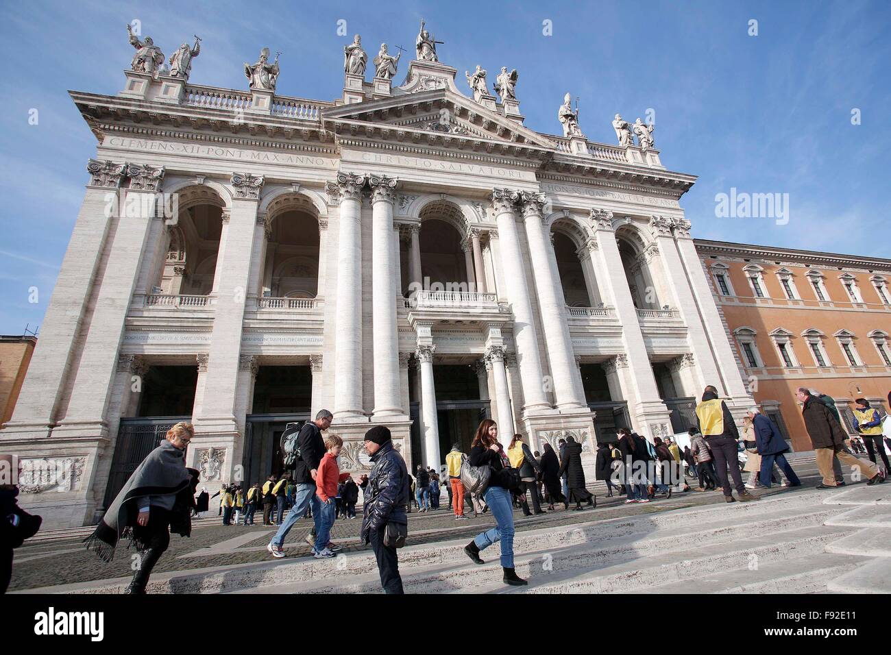 Rom, Italien. 13. Dezember 2015. Fedeli Entrano Nella Basilica di San Giovanni treu in Funchal Roma 13.12.2015 Basilica di San Giovanni in Laterano. Apertura della Porta Santa. Str. John Lateran, Eröffnung der zweiten Heiligen Pforte. Bildnachweis: Insidefoto/Alamy Live-Nachrichten Stockfoto