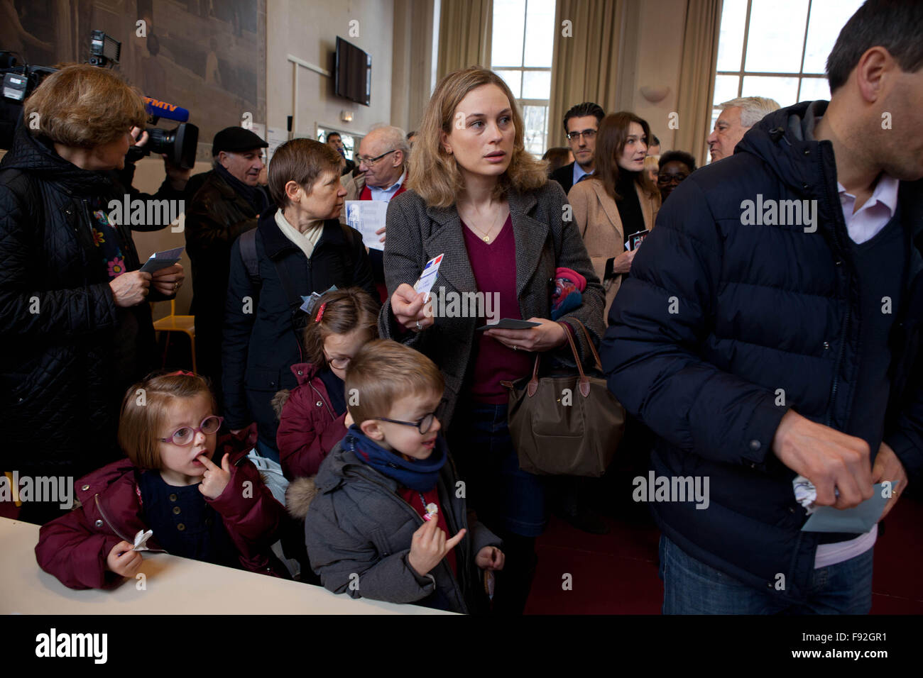 Paris, Frankreich. 13. Dezember 2015. Carla Bruni Italian-French Sängerin und ehemaliges Model, Abstimmung bei Regionalwahlen in Paris, 13. Dezember 2015, Frankreich Credit: Ania Freindorf/Alamy Live News Stockfoto