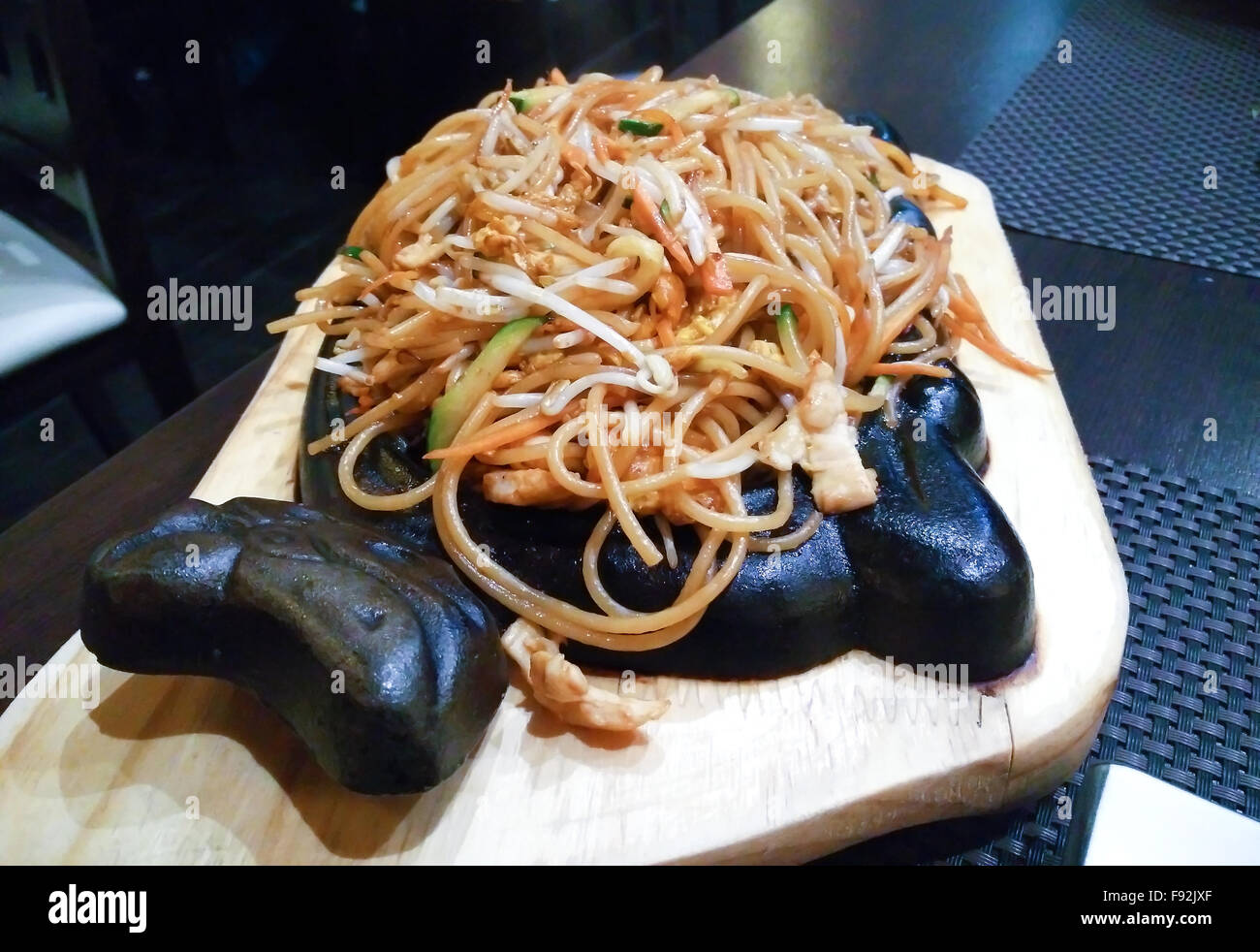 Chinesische Nudeln mit Hühnerfleisch und Gemüse Stockfoto