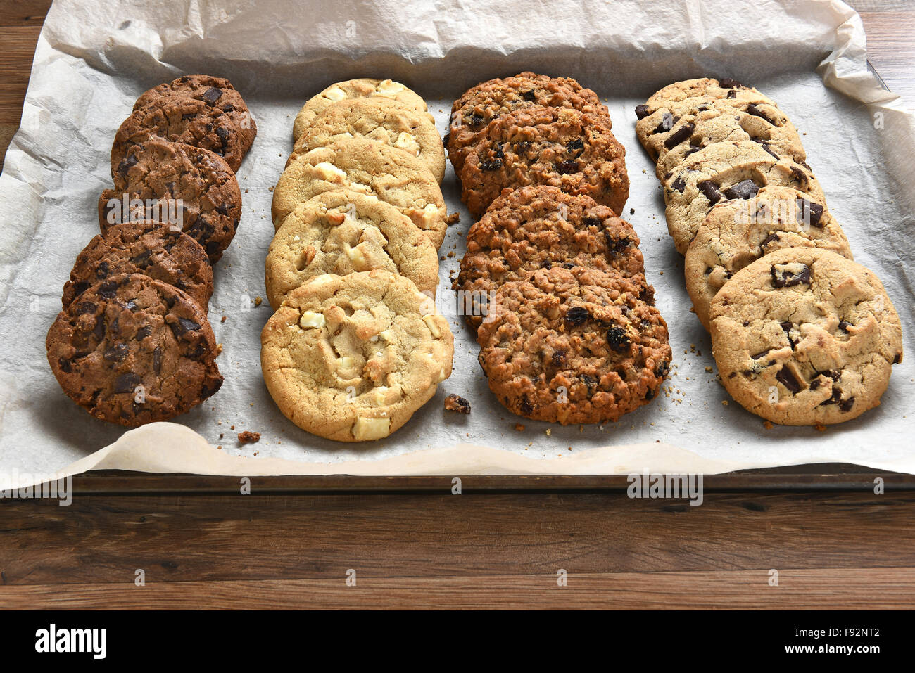 Nahaufnahme von einem Tablett mit frisch gebackene Kekse, Chocolate Chip, Haferflocken Rosinen Schokolade und weiße Schokoladenkekse auf Backen sh Stockfoto