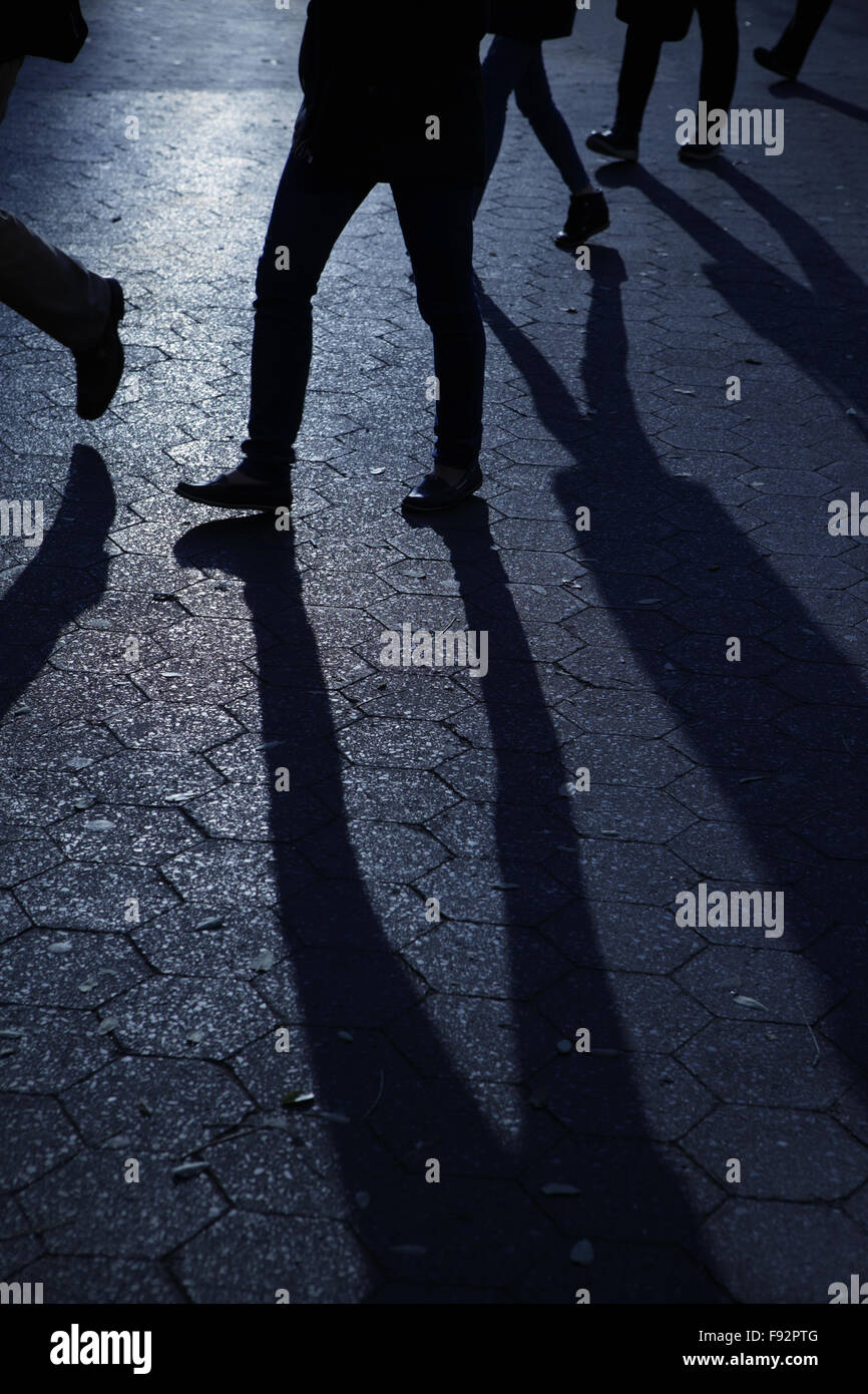 Silhouetten von unkenntlich Menschen wandern in blaue Nacht Schatten Stockfoto