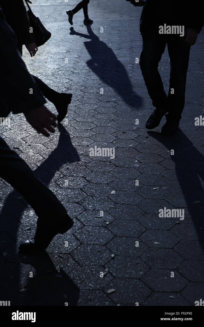 Silhouetten von unkenntlich Menschen wandern in blaue Nacht Schatten Stockfoto