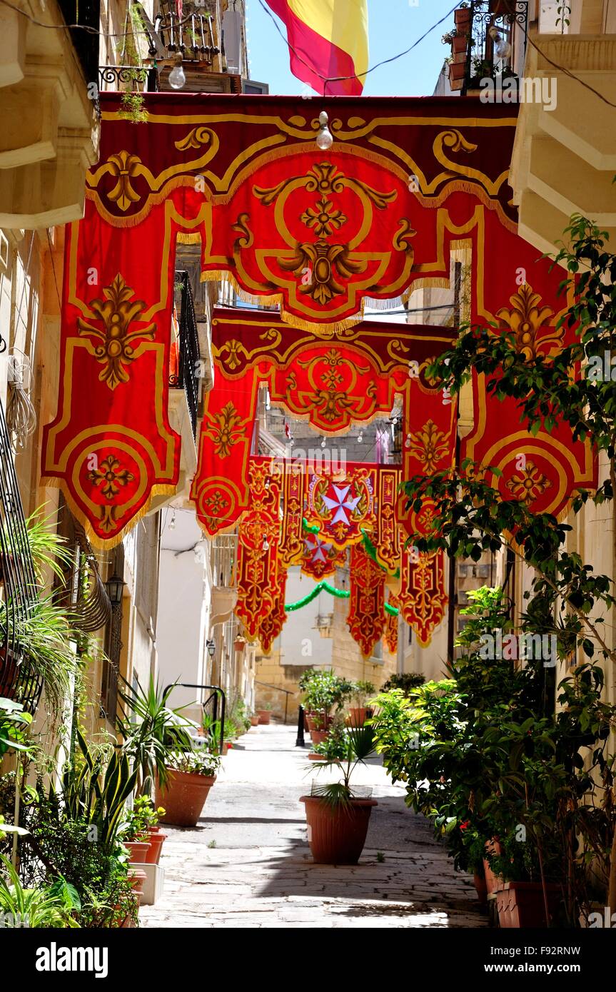 eine maltesische Dorfstraße geschmückt mit traditionellen Banner für seine jährliche Festival, oder Festa Stockfoto