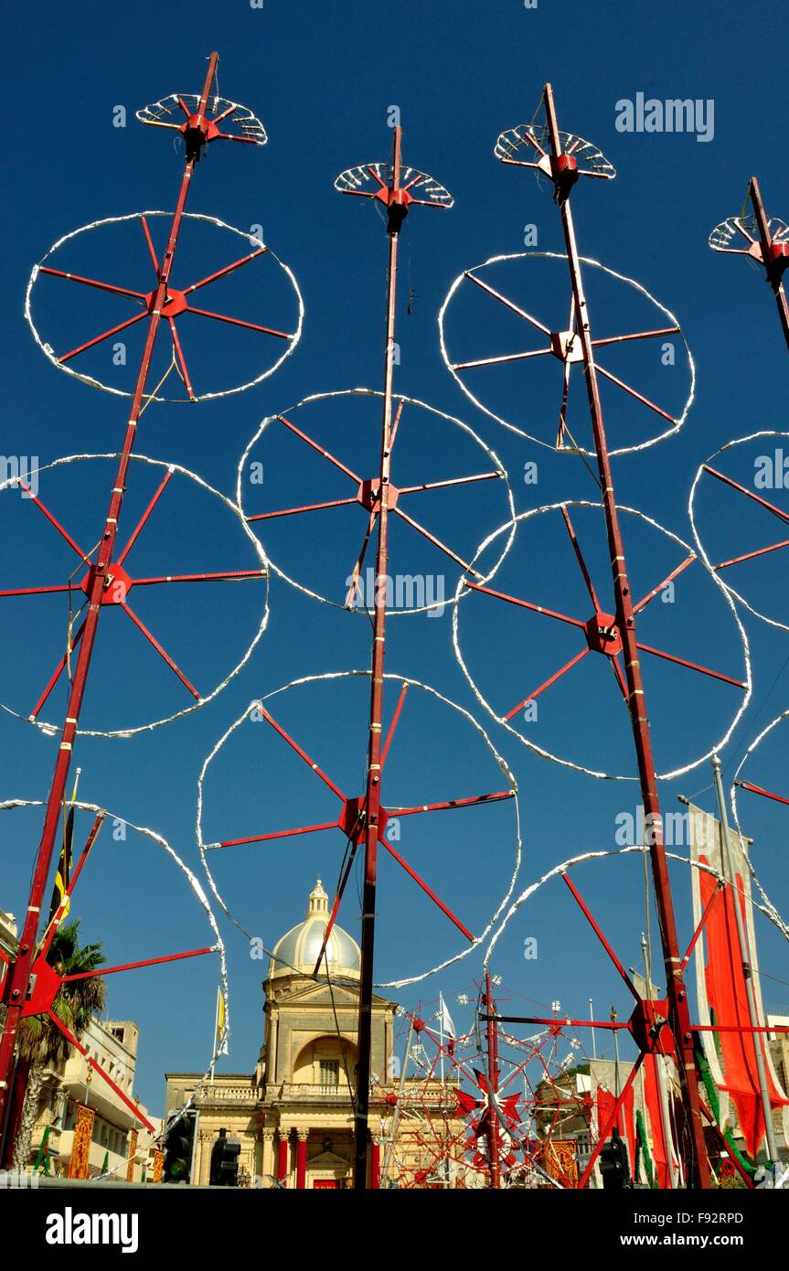 Vordergrund des Feuerwerks für maltesische Schutzpatron Festivaltage, Kirche im Hintergrund Stockfoto