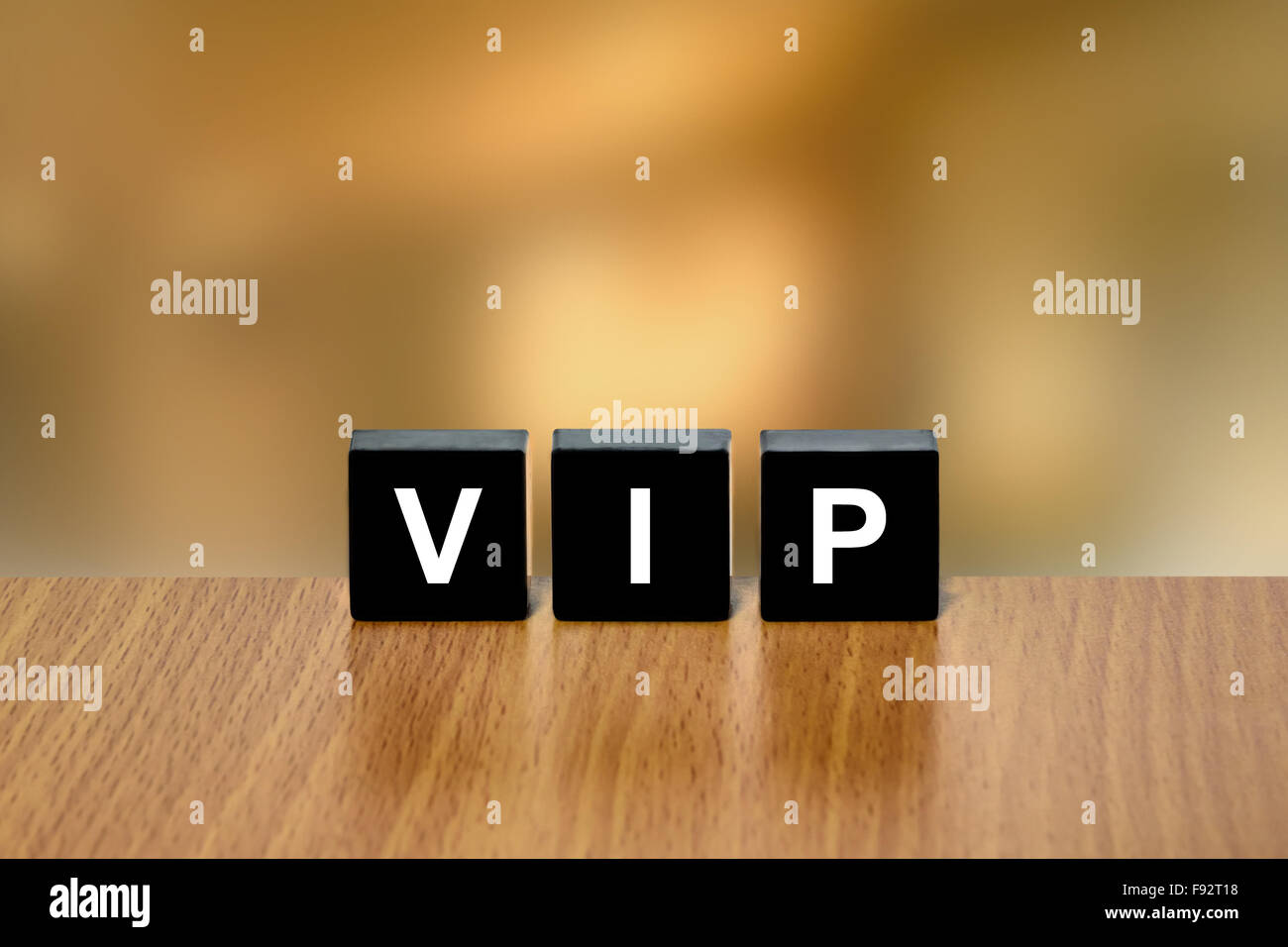 VIP oder Very Important Person auf schwarzer Block mit unscharfen Hintergrund Stockfoto