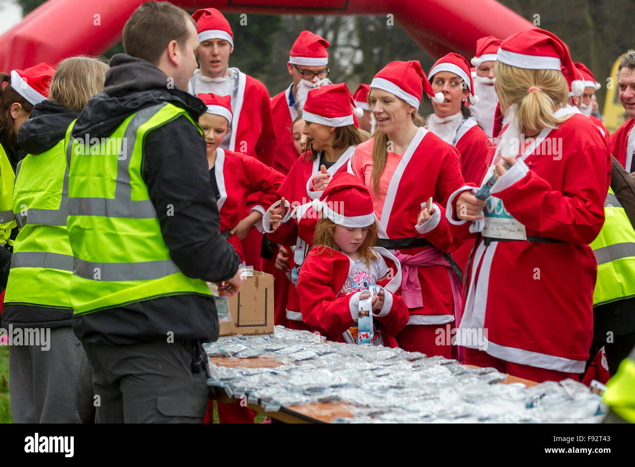 Seilösen Park. Northampton, UK. 13. Dezember 2015. Dieses Vormittags Santa Run & Walk mit vielen Personen, die teilnehmen, jung und alt, um Geld für lokale Wohltätigkeitsorganisationen trotz der feuchten und grauen Wetter. Bildnachweis: Keith J Smith. / Alamy Live News Stockfoto