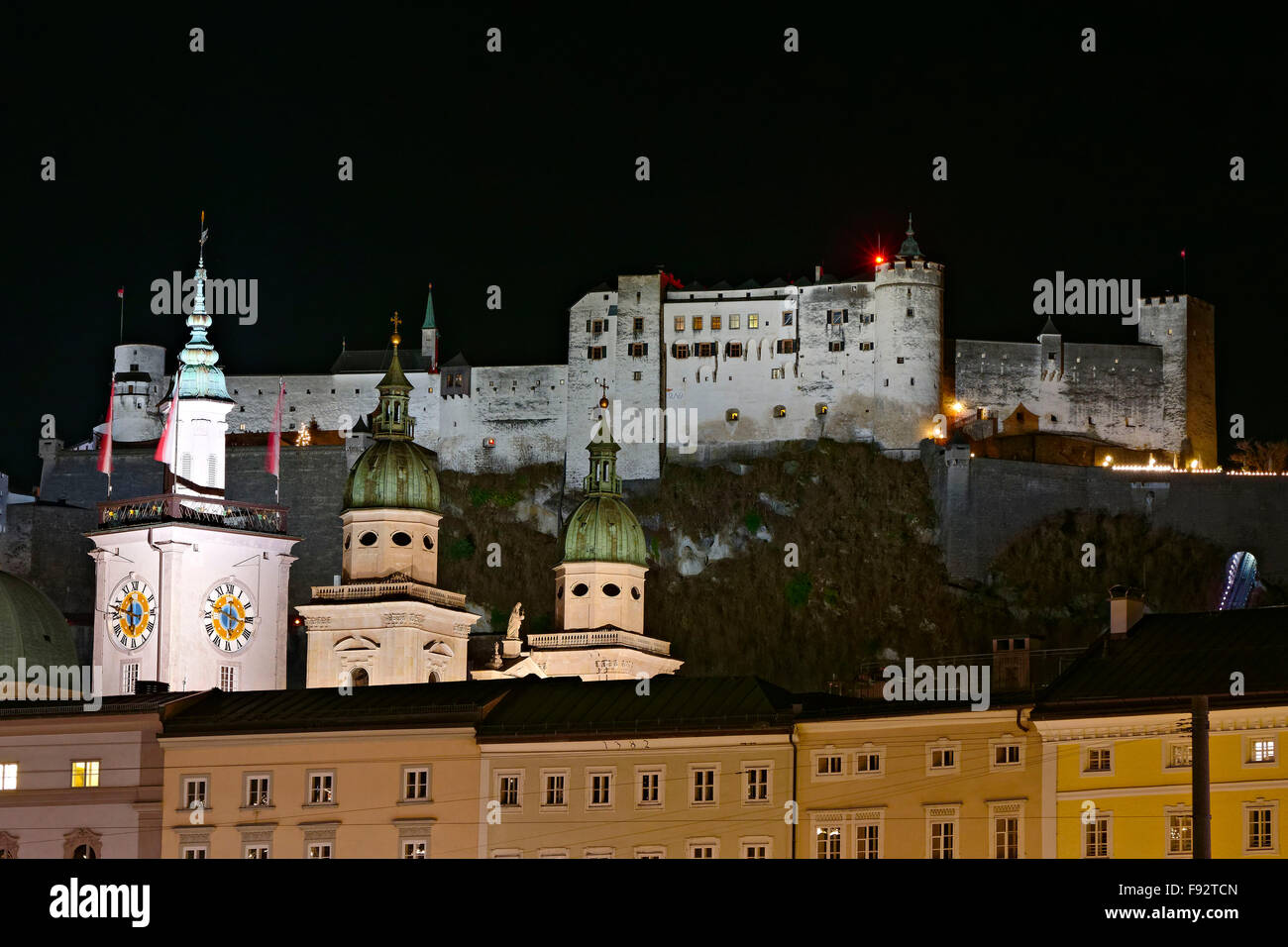 Stadtbild mit Festung Hohensalzburg, Stiftskirche und Kathedrale, Nachtaufnahme, Salzburg, Austria, Europe Stockfoto