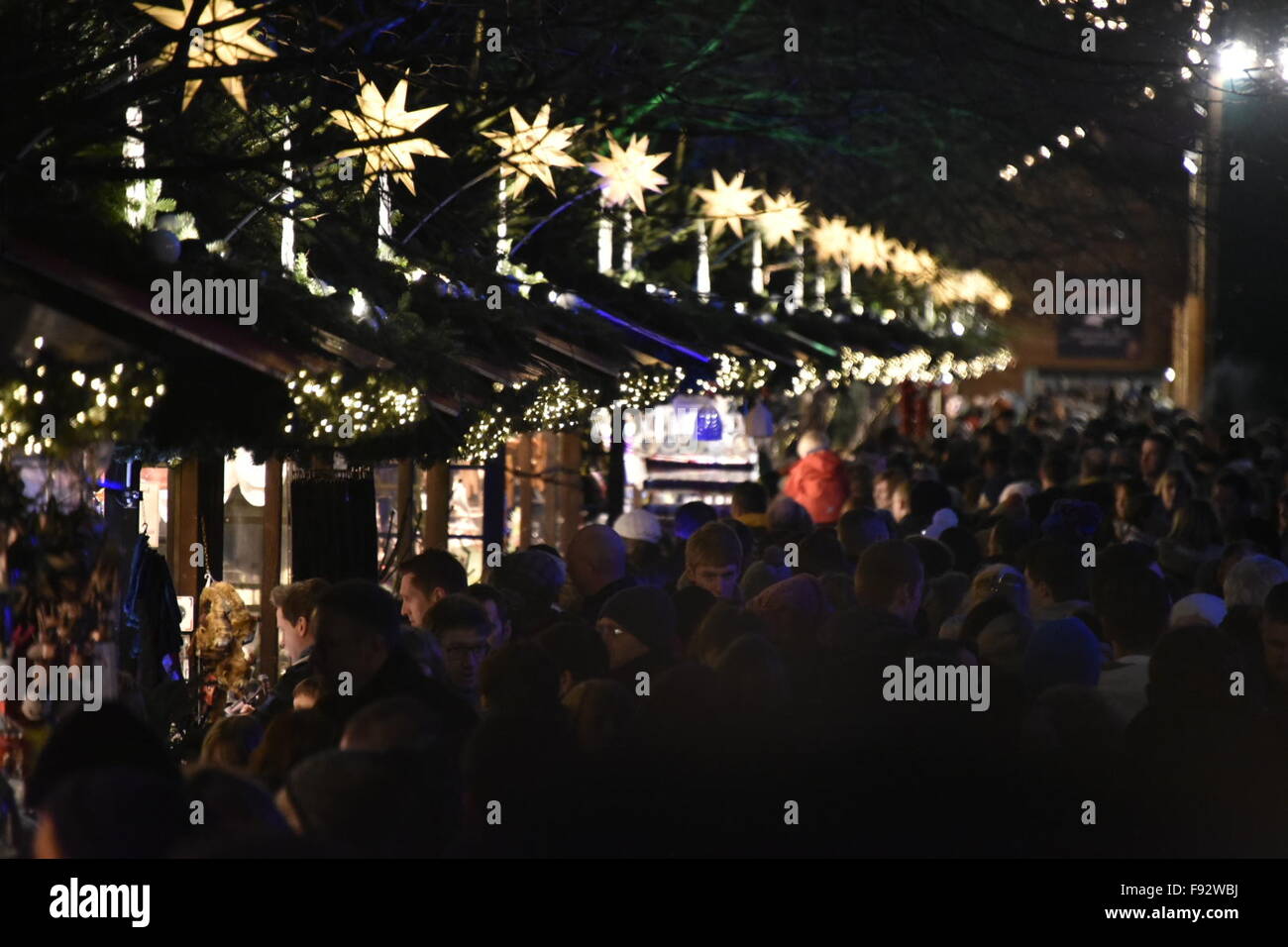 Edinburgh, Schottland. 13. Dezember 2015. Shopper drängen sich auf dem Weihnachtsmarkt in den Princes Street Gardens, Edinburgh: 13. Dezember 2015. Bildnachweis: STUART WALKER/Alamy Live-Nachrichten Stockfoto