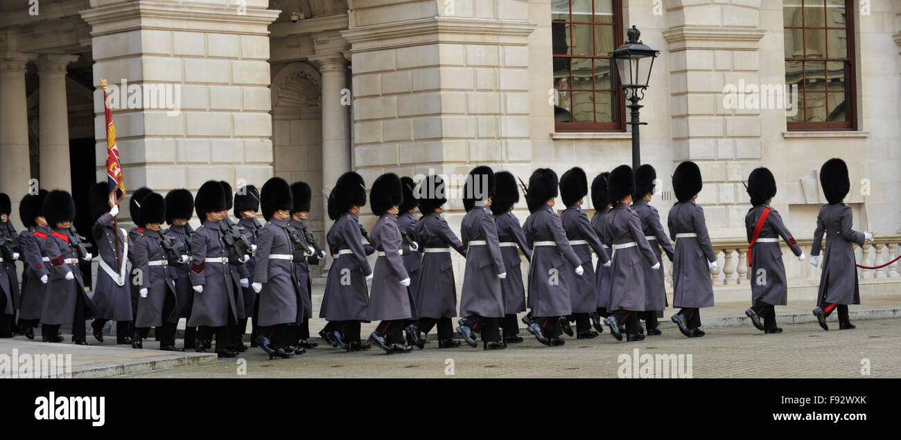 Indische Premierminister Modi Großbritannien besucht und ist mit einer Ehrengarde gebildet durch F-Unternehmen des schottischen wachen und Band der Irish Guards von David Cameron begrüßt.  Mitwirkende: Atmosphäre wo: London, Vereinigtes Königreich bei: 12. November 2015 Stockfoto