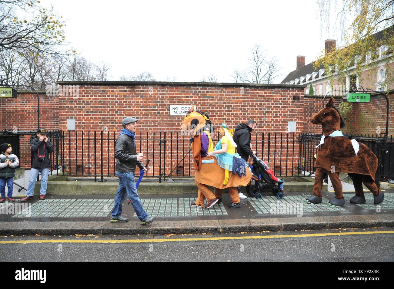 Greenwich, London, UK. 13. Dezember 2015. Die jährliche Pantomime Pferderennen für Demelza Hospiz veranstaltet in Greenwich © Matthew Chat Stockfoto