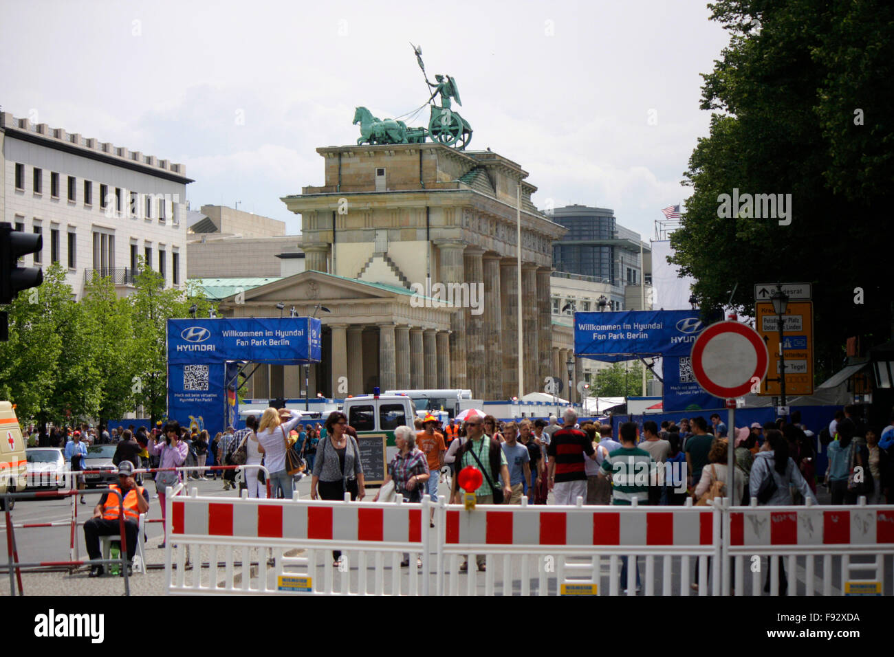 Absperrungen bin Brandenburger Tor - Impressionen von der Fanmeile Auf der Straße des 17. Juni. Juni bin-Tag des Endspiels der Fussball Stockfoto