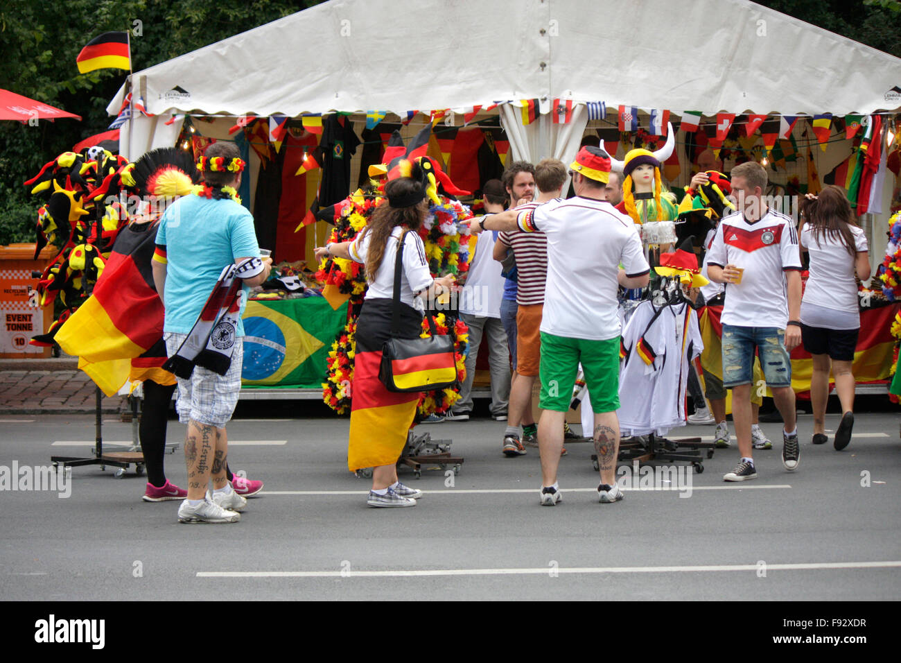 Impressionen von der Fanmeile Auf der Straße des 17. Juni. Juni bin Tag des Endspiels der Fussball Weltmeisterschaft in Brasilien 2014 Stockfoto