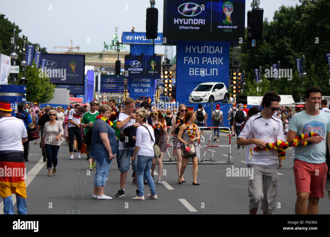 Impressionen von der Fanmeile Auf der Straße des 17. Juni. Juni bin Tag des Endspiels der Fussball Weltmeisterschaft in Brasilien 2014 Stockfoto
