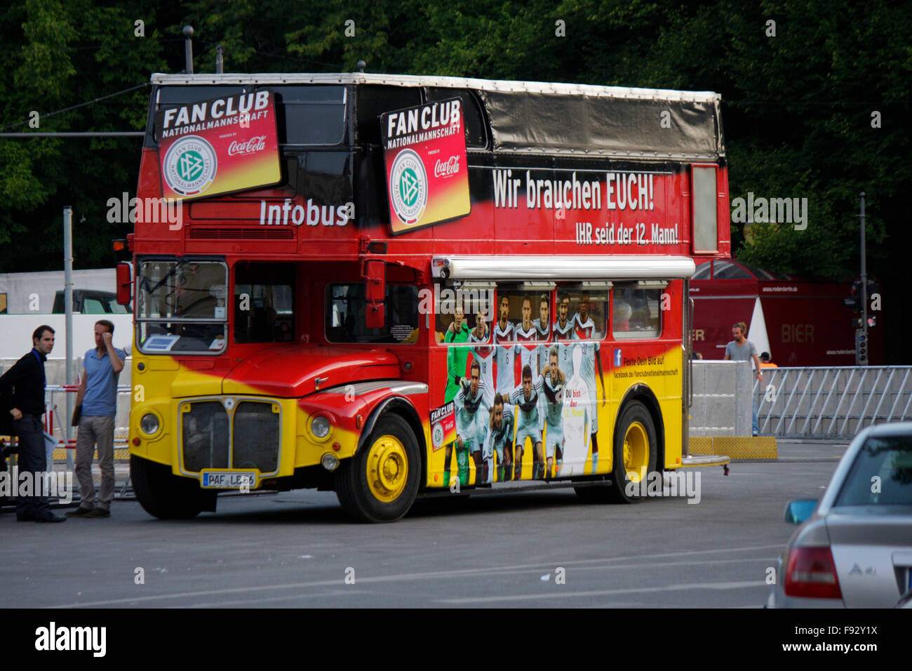 Bus Mit Porträt Deutscher Nationalspieler - Impressionen von der Fanmeile Auf der Straße des 17. Juni. Juni bin-Tag des Endspiels der Stockfoto