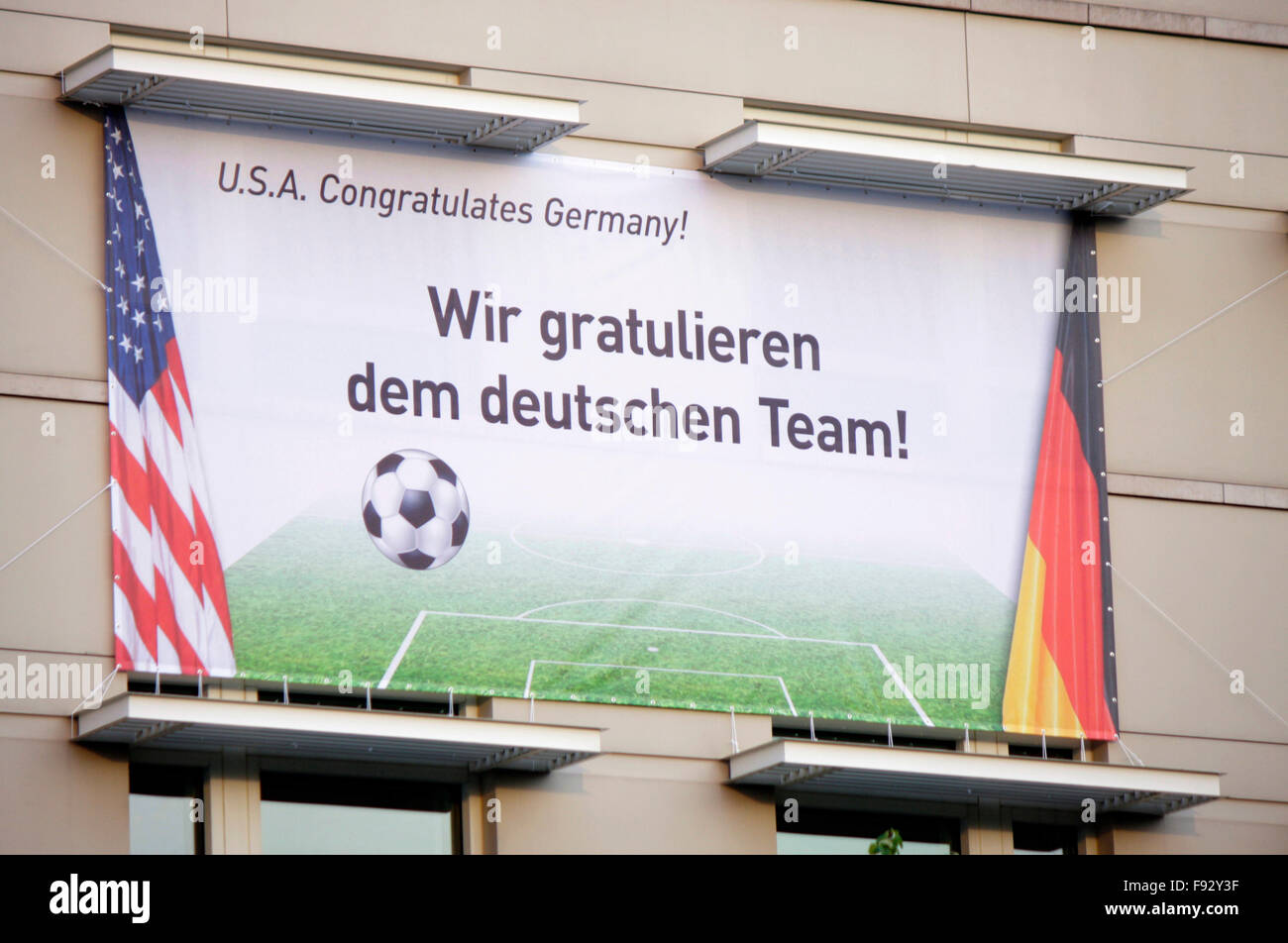"USA gratuliert Deutschland! -Wir Gratulieren Dem Deutschen Team! " Plakat einer der U.S.-Amerikanischen Medien - Impressionen von Stockfoto