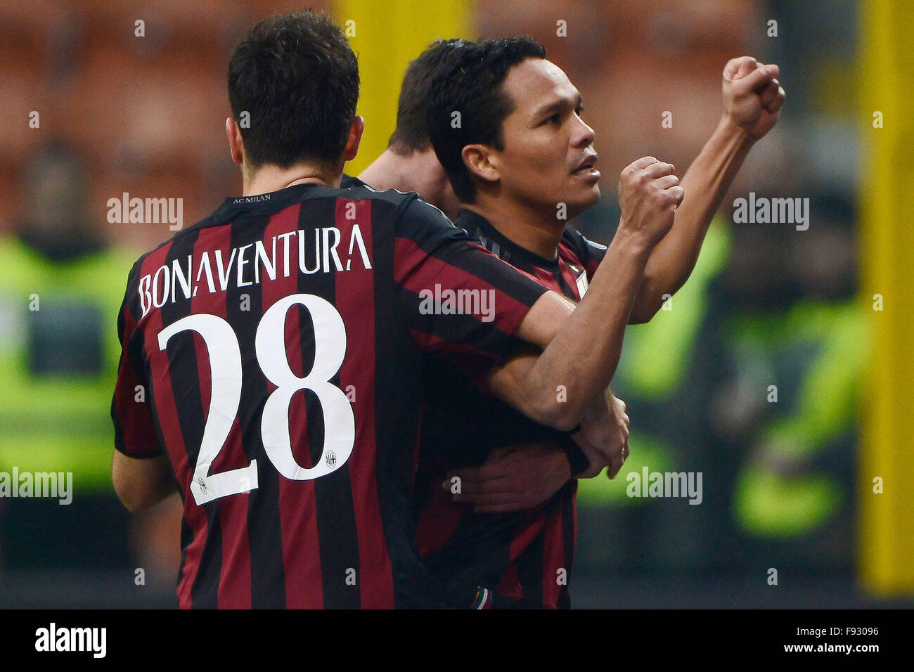 Mailand, Italien. 13. Dezember 2015. AC Milan forward Carlos Bacca feiert nach dem Tor des 1: 0 für sein Team Milano 13.12.2015 Stadio Giuseppe Meazza - Fussball Serie A Milano - Hellas Verona. Bildnachweis: Insidefoto/Alamy Live-Nachrichten Stockfoto