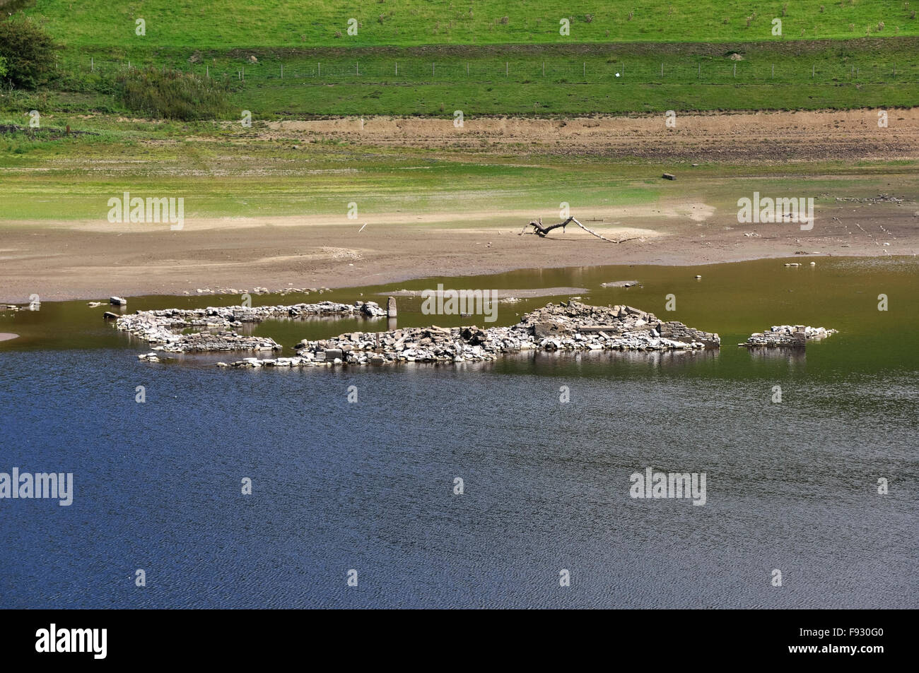 Reste von Gebäuden in der Regel unter den Wassern des Ladybower Vorratsbehälter in Derbyshire untergetaucht. Stockfoto