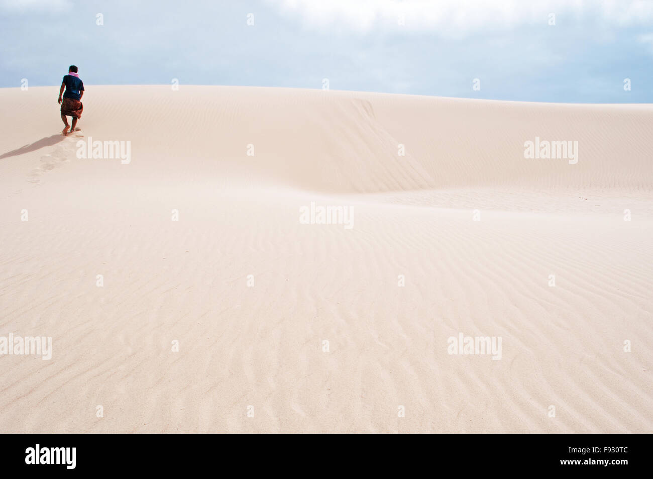 Sokotra, Jemen, Naher Osten: Eine jemenitische Führer Wandern auf den Sanddünen von Stereo, Aomak Strand, geschützten Bereich, 4x4 Ausflug, Wüste Stockfoto