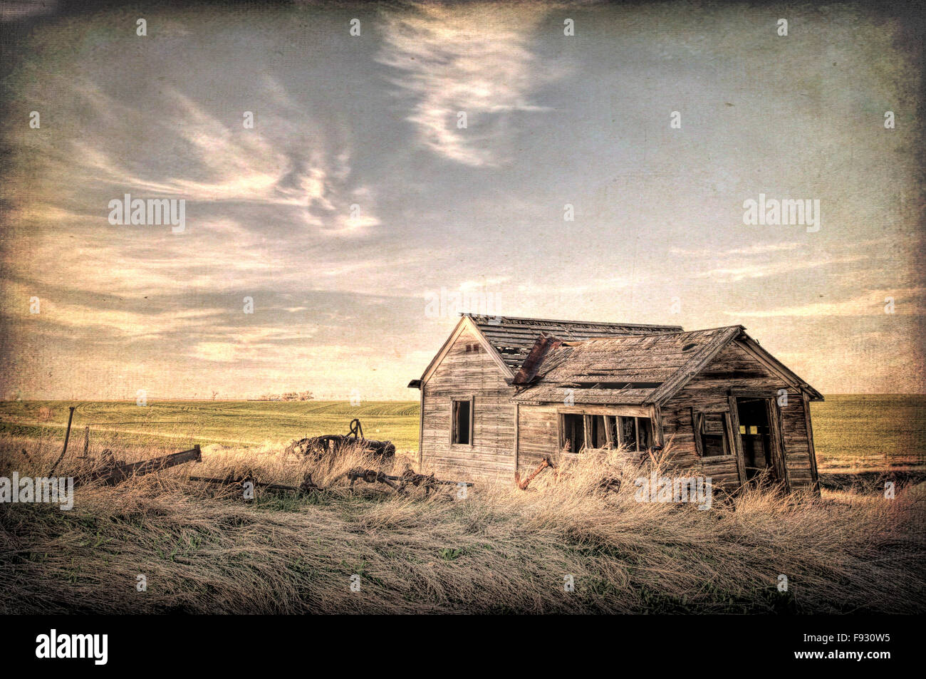 altes verlassenes Haus und Landmaschinen in Colorado Prärie mit Textur-Effekt-finish Stockfoto