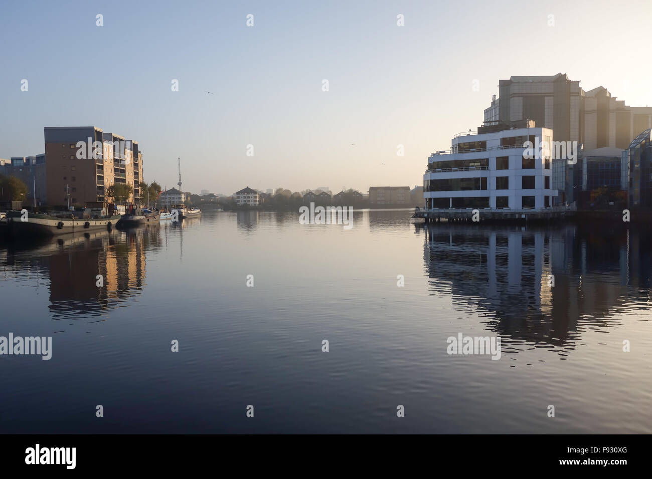 Der dichte Nebel um Millwall Inner Dock in Crossharbor. Stockfoto