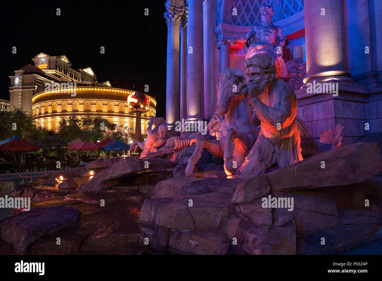 Trevi-Brunnen Replik, Caesars Palace Hotel hinter Nachtszene, Las Vegas, Nevada, USA Stockfoto