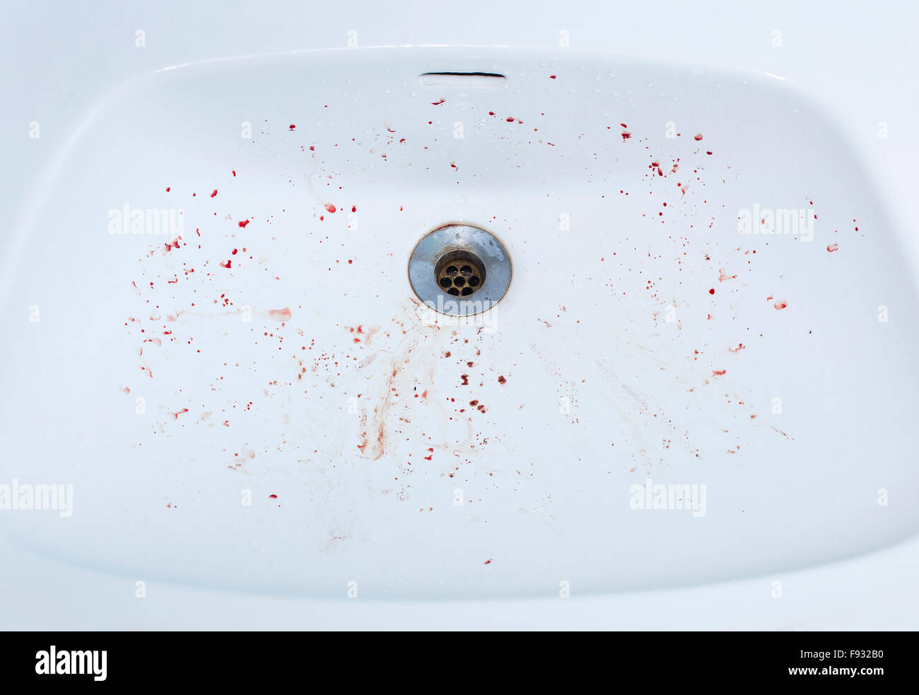 Waschbecken mit einem Blut gespritzt Muster bedeckt. Stockfoto