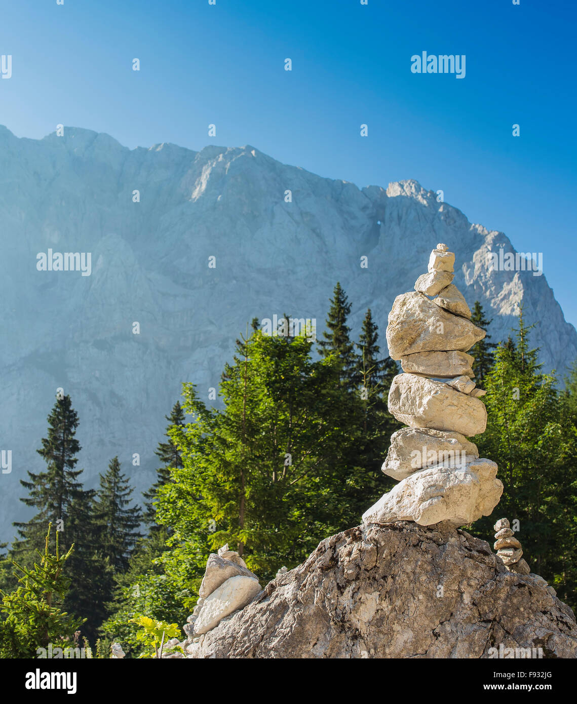 Gestapelte Felsenturm in der Natur, Menschen gemacht. Stockfoto
