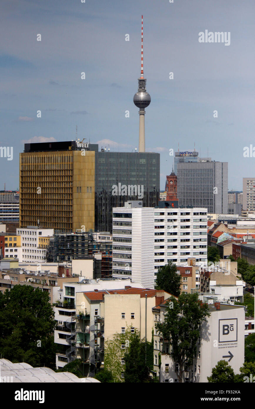 Luftbild: Fernsehturm, Axel-Springer-Hochhaus, Berlin-Kreuzberg. Stockfoto