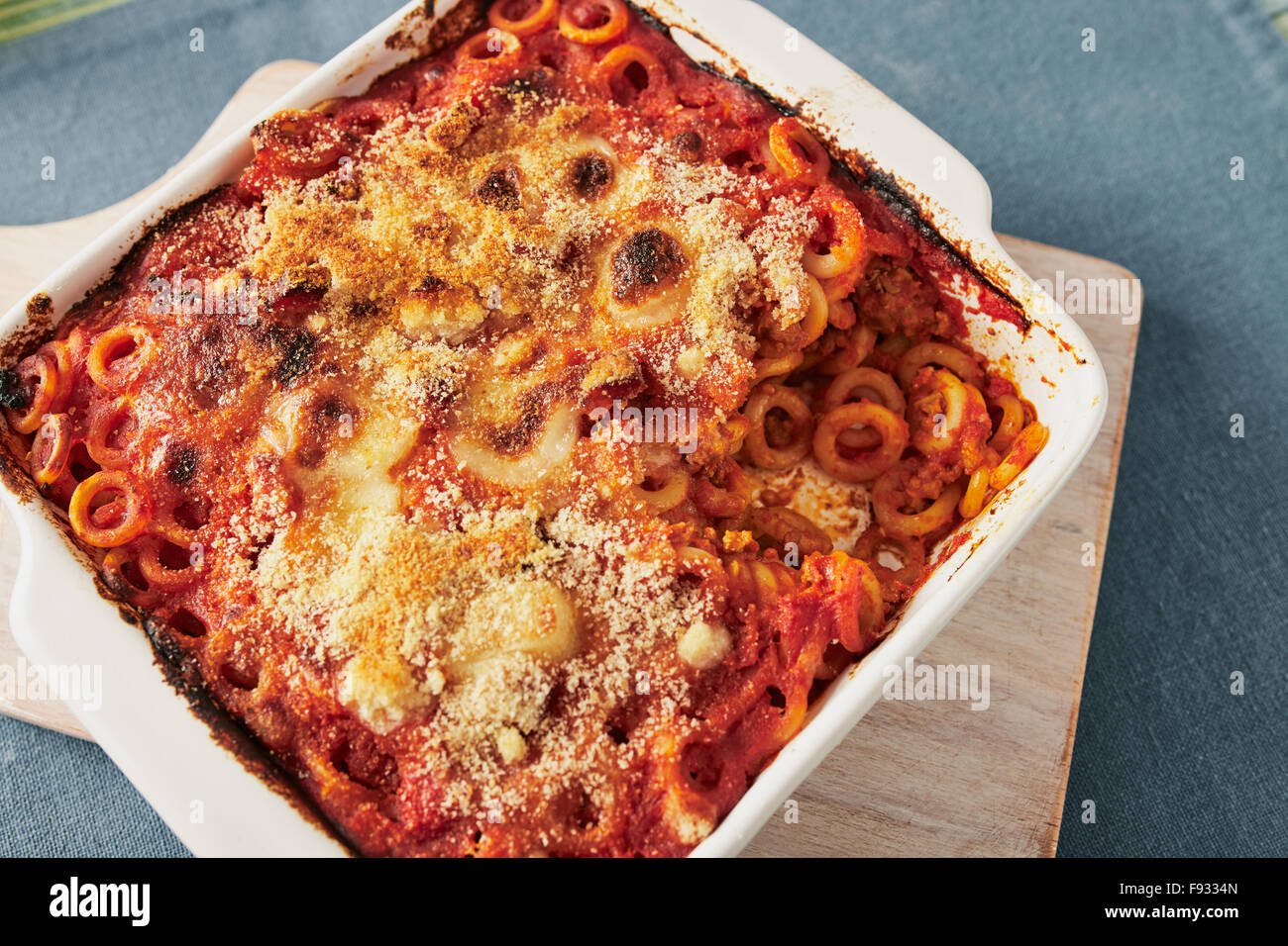 Gebackene anelletti Nudeln mit Hackfleisch, Soße und Mozzarella. Typische sizilianische Pasta mit Tomatensauce, Hackfleisch und Käse, im Ofen garen Stockfoto