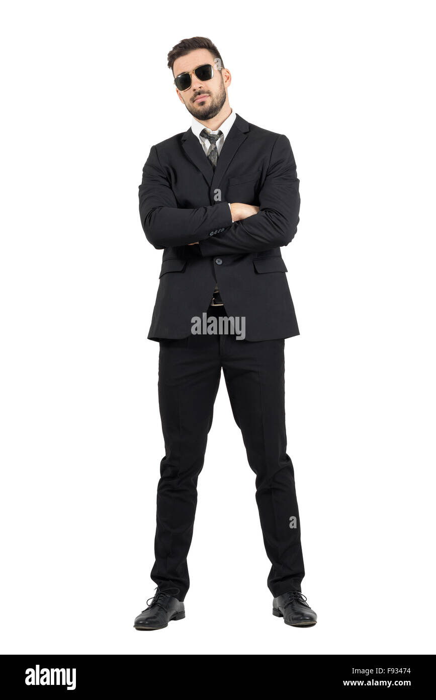Geheimagent oder Leibwächter mit verschränkten Armen Blick in die Kamera. Ganzkörper-Länge-Porträt über weiße Studio-Hintergrund isoliert. Stockfoto