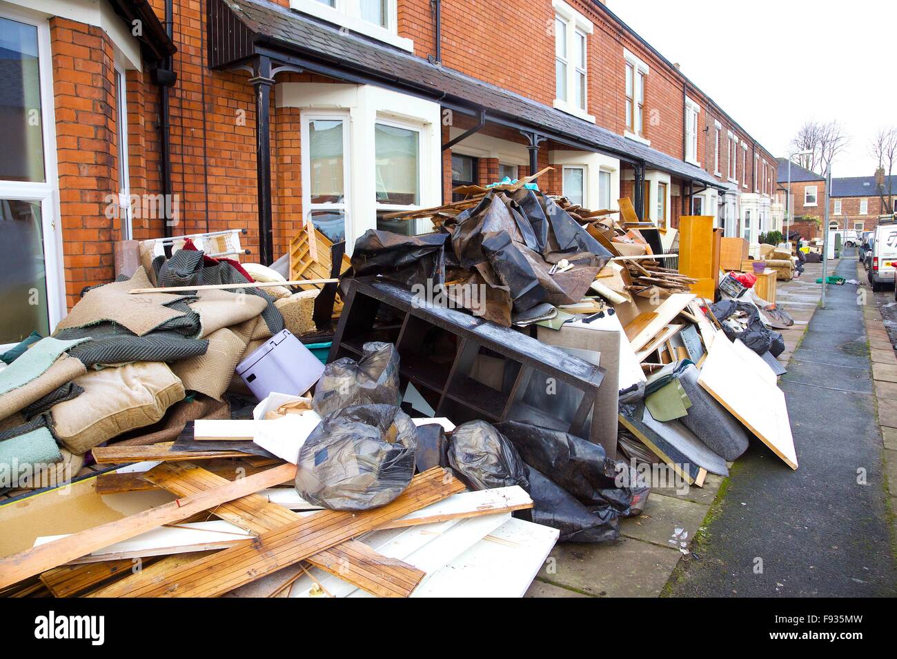 Cumbrian Überschwemmungen. Carlisle, Cumbria, UK. 13. Dezember 2015. Beschädigtes Eigentum außerhalb der überfluteten Häuser überflutet. Überschwemmungen, verursacht durch Sturm Desmond. Bildnachweis: Andrew Findlay/Alamy Live-Nachrichten Stockfoto