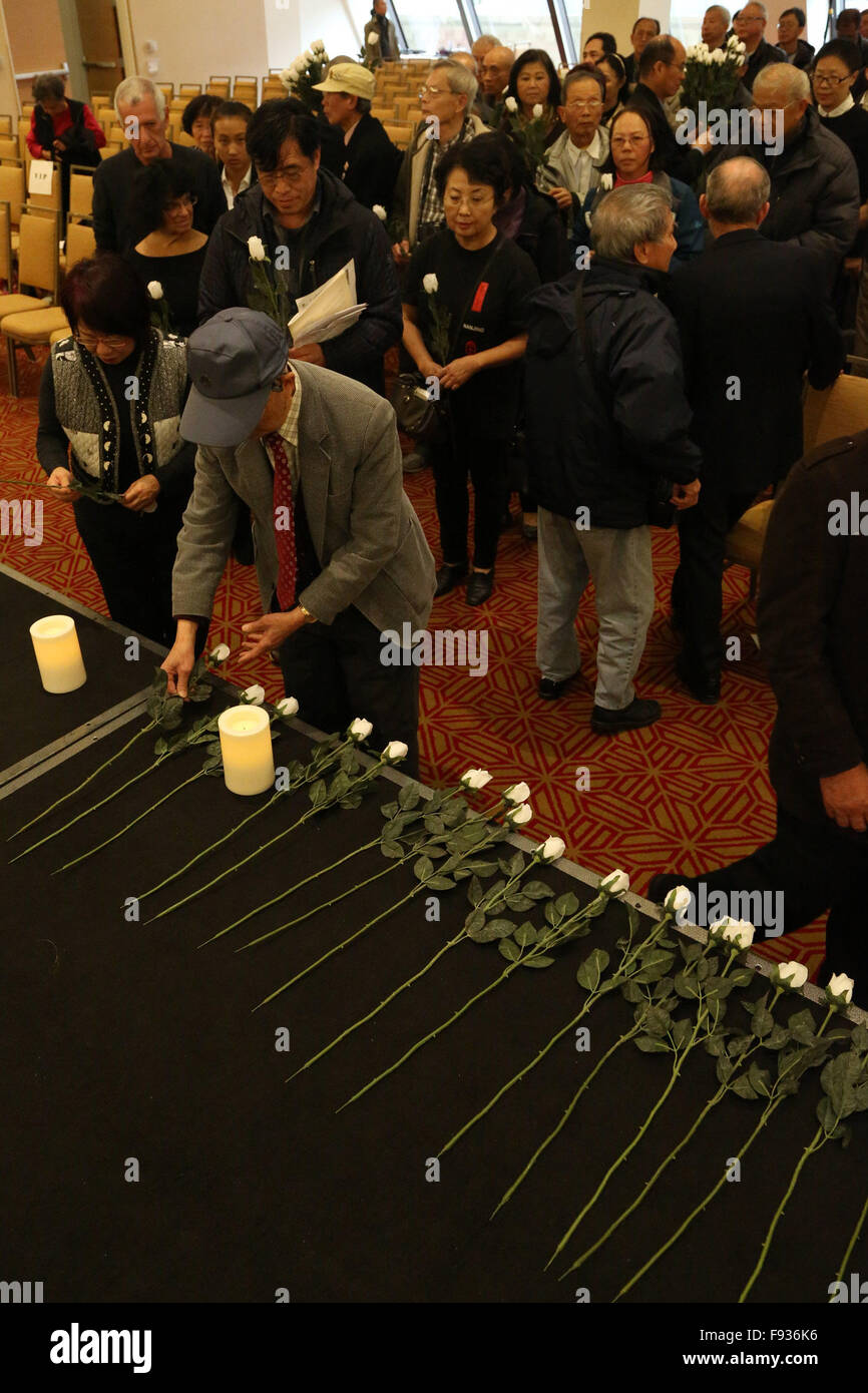 (151214) - SAN FRANCISCO, 14. Dezember 2015 (Xinhua)--A Mann legt Flowers für die Opfer in der Nanjing-Massaker-78 Jahren während einer Trauer-Aktivität statt an der chinesischen Kultur Zentrum von San Francisco in Kalifornien, USA, 12. Dezember 2015. Mehr als 300 Menschen nahmen an einer Aktivität in der chinesischen Kultur Zentrum von San Francisco am Sonntag anlässlich der Tod der Opfer im Massaker von Nanjing aus 13. Dezember 1937 bis Januar 1938 statt.    (Xinhua/Liu Yilin) (Zhs) Stockfoto