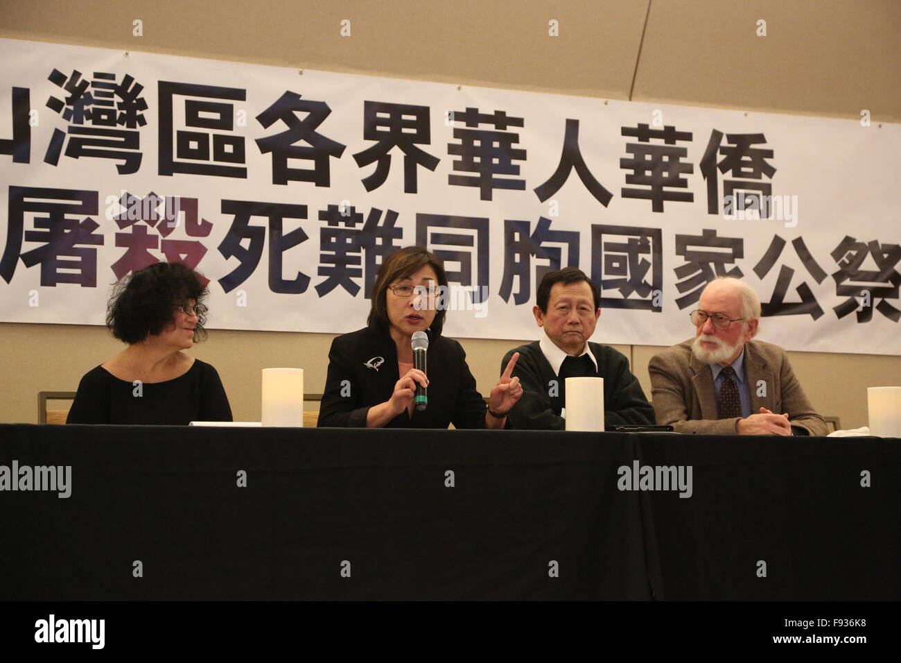 In eine Trauer-Aktivität zu Ehren der Opfer in der Nanjing-Massaker-78 vor Jahren in der chinesischen Kultur Zentrum von San Francisco in Kalifornien, USA, 12. Dezember 2015 sprechen (151214)--SAN FRANCISCO, 14. Dezember 2015 (Xinhua)--Experten, die sich für den Schutz von Geschichte und Untersuchung der Verbrechen des zweiten Weltkriegs zu widmen. Mehr als 300 Menschen nahmen an einer Aktivität in der chinesischen Kultur Zentrum von San Francisco am Sonntag anlässlich der Tod der Opfer im Massaker von Nanjing aus 13. Dezember 1937 bis Januar 1938 statt.    (Xinhua/Liu Yilin) (Zhs) Stockfoto