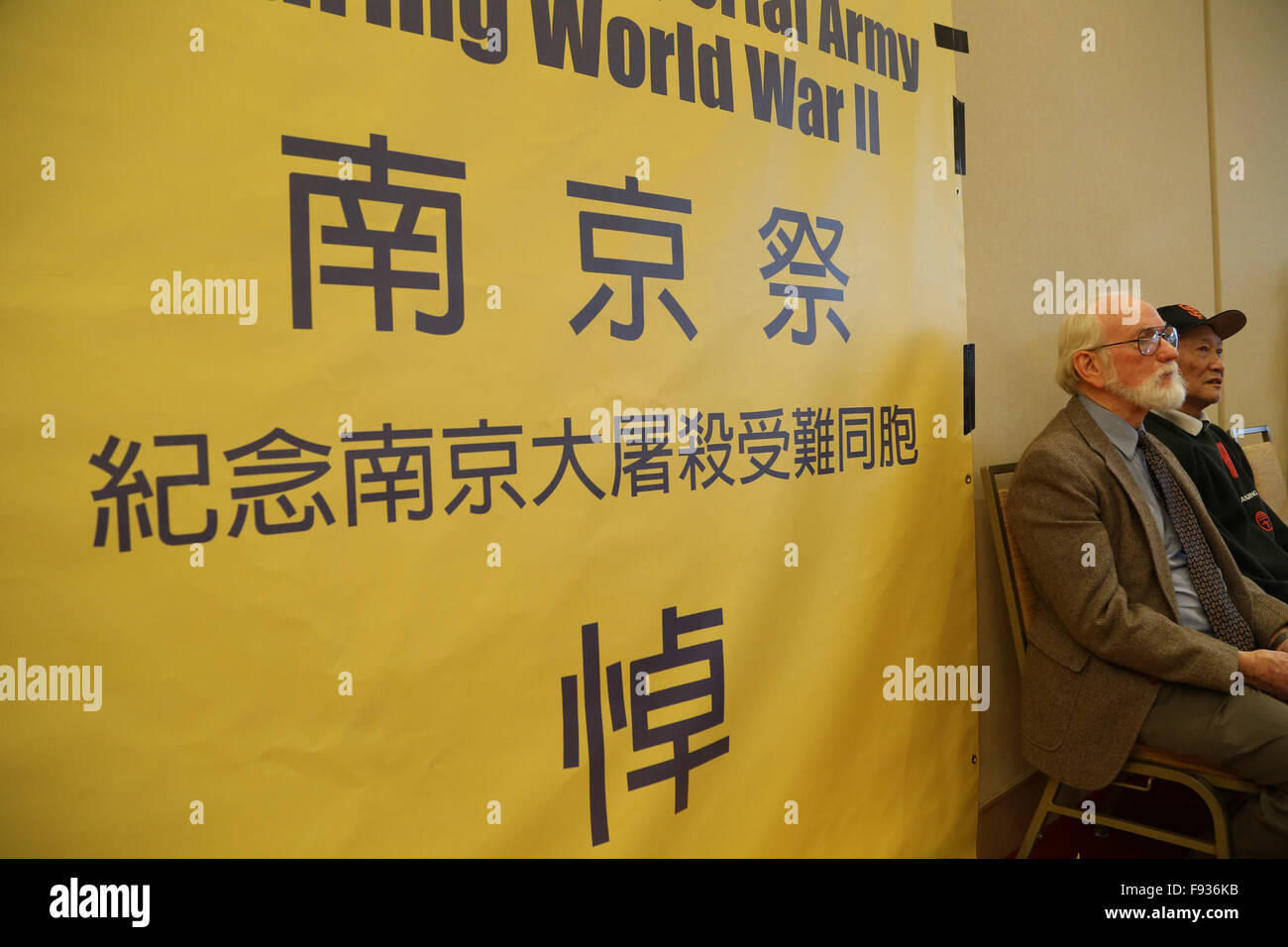 (151214) - SAN FRANCISCO, 14. Dezember 2015 (Xinhua)--Menschen besuchen eine Trauer-Aktivität zu Ehren der Opfer in der Nanjing-Massaker-78 Jahren in der chinesischen Kultur Zentrum von San Francisco in Kalifornien, USA, 12. Dezember 2015. Mehr als 300 Menschen nahmen an einer Aktivität in der chinesischen Kultur Zentrum von San Francisco am Sonntag anlässlich der Tod der Opfer im Massaker von Nanjing aus 13. Dezember 1937 bis Januar 1938 statt.    (Xinhua/Liu Yilin) (Zhs) Stockfoto