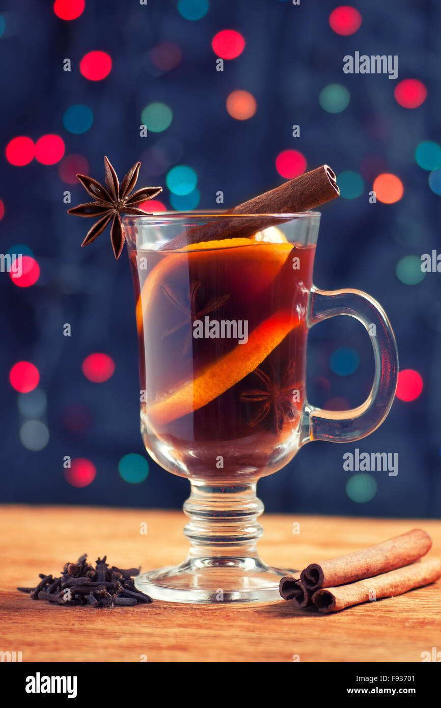 getönten Foto von einem Glas Glühwein mit Gewürz auf das Bokeh Hintergrund schafft festliche Weihnachtsstimmung Stockfoto