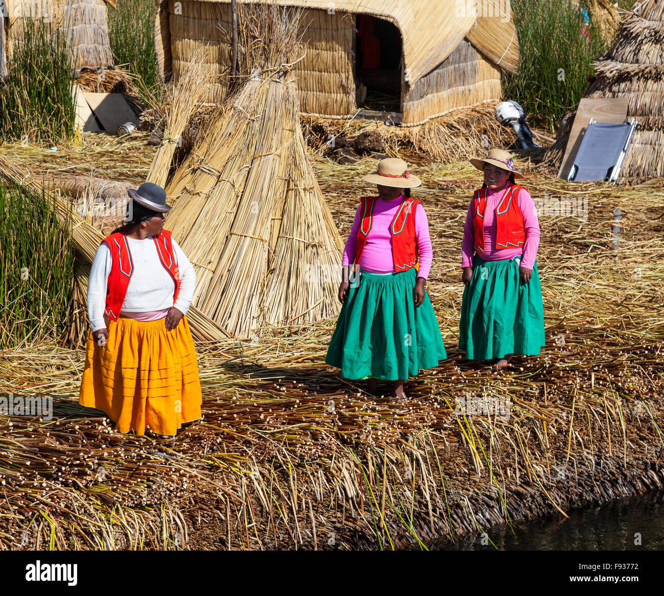 Drei Frauen auf den Inseln der Uros Stockfoto