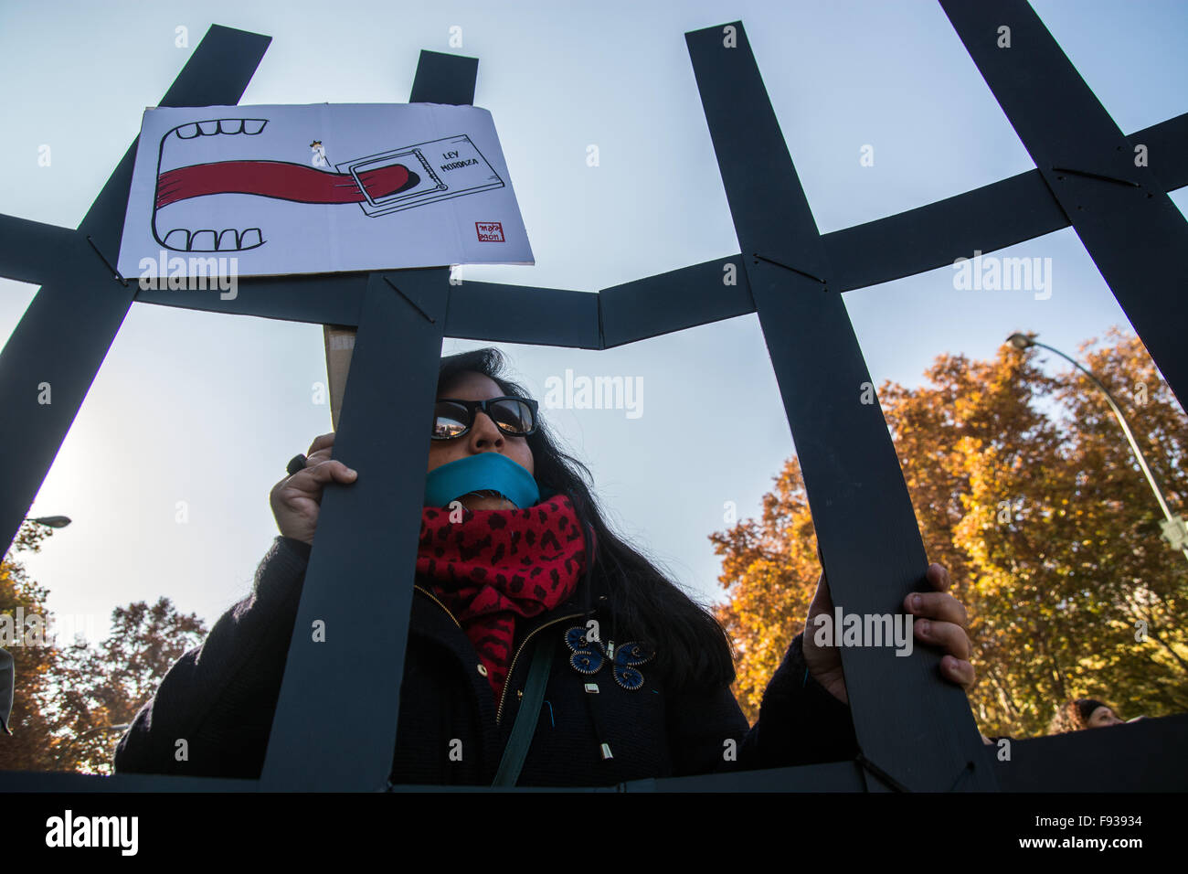 madrid-spanien-13-dezember-2015-eine-geknebelte-frau-protestieren