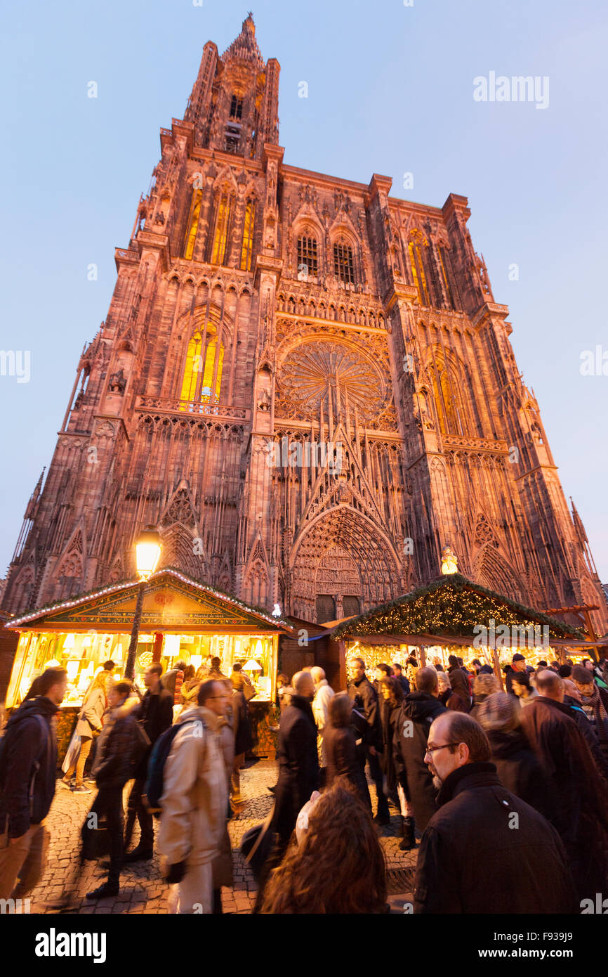 Menschen beim Einkaufen auf Straßburger Weihnachtsmarkt, Altstadt von Straßburg, Elsass-Frankreich-Europa Stockfoto