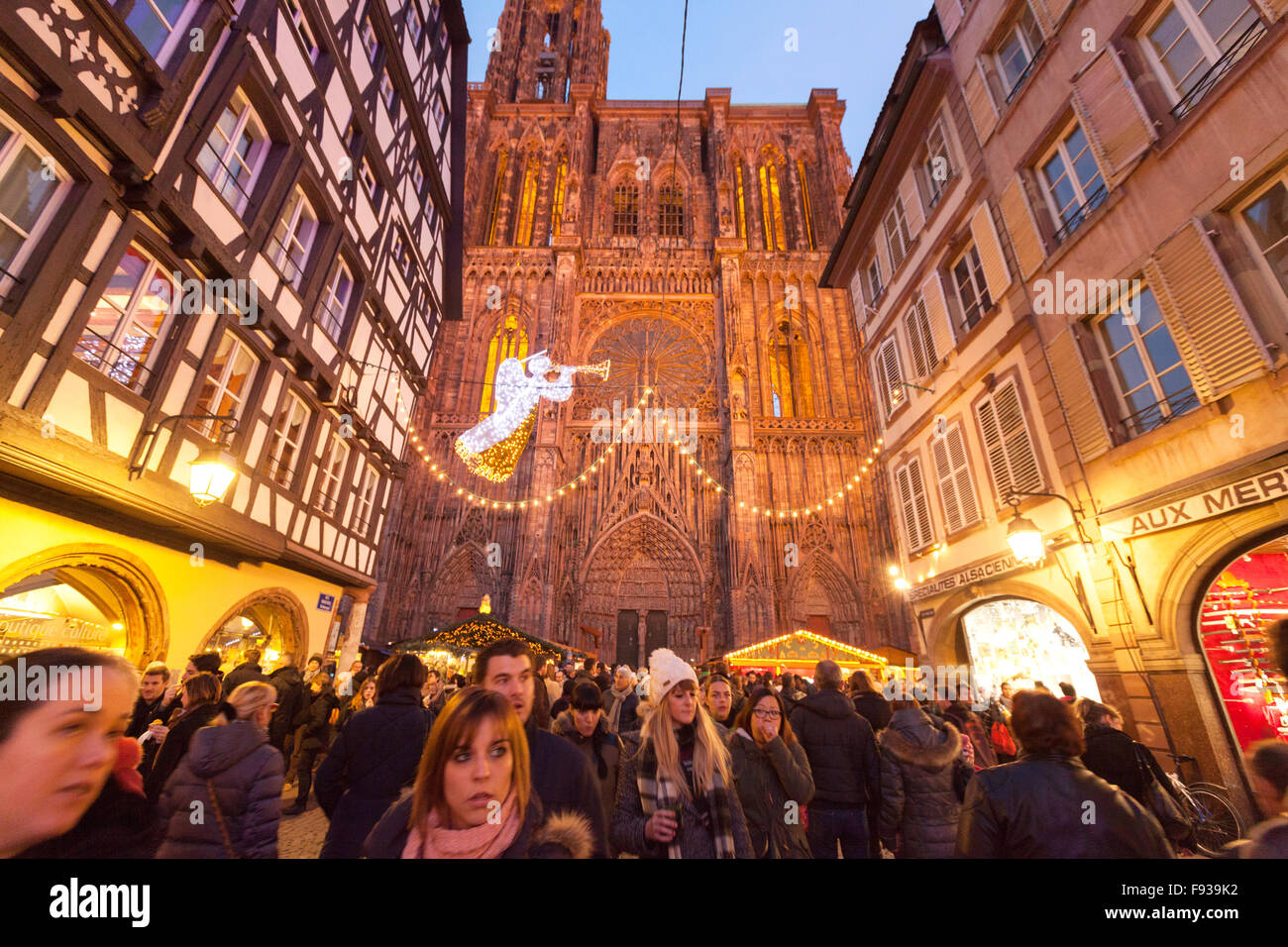 Leute einkaufen bei Verkaufsständen, Straßburg Weihnachtsmarkt und Kathedrale von Straßburg, Strasbourg, Elsass Frankreich Europa Stockfoto