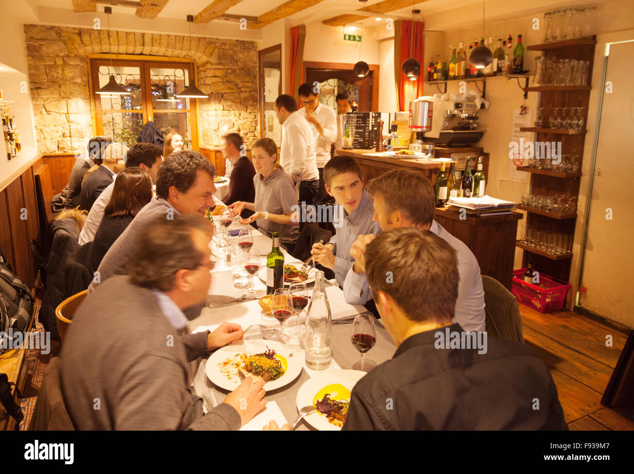 Menschen, die eine Mahlzeit in einem Restaurant Altstadt Straßburg, Elsass, Frankreich Europa Stockfoto