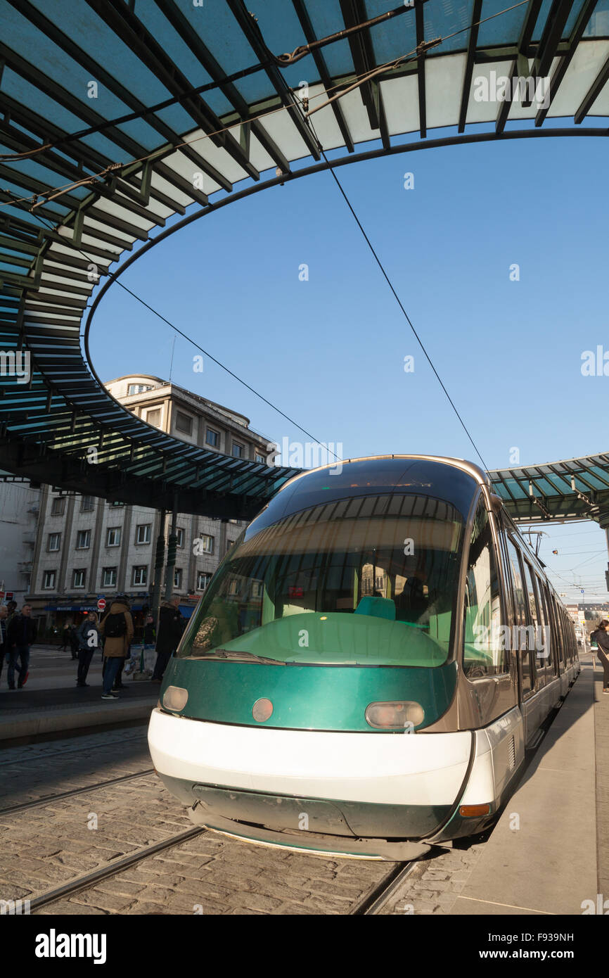 Straßburg Straßenbahn am Hauptbahnhof, Homme de Fer, der Straßenbahn Straßburg, Straßburg Frankreich Europa Stockfoto