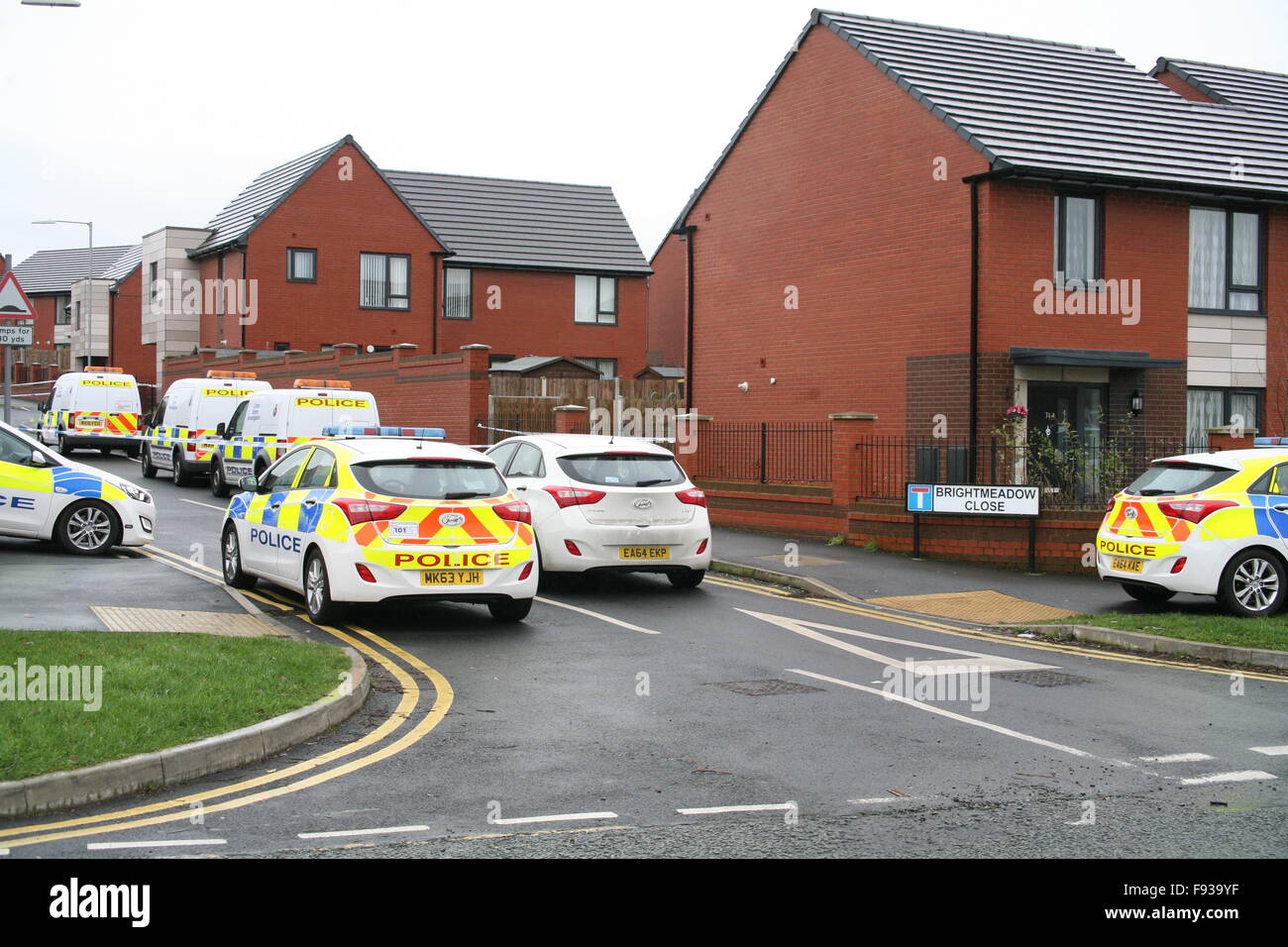 Bolton, UK. 13. Dezember 2015. Bolton-Polizei und größere Manchester MIT Mord Untersuchung, nachdem ein Mann in Brightmeadow erstochen wurde in der Nähe, Beightmet, Bolton Credit: Peter Simpson/Alamy Live News Stockfoto