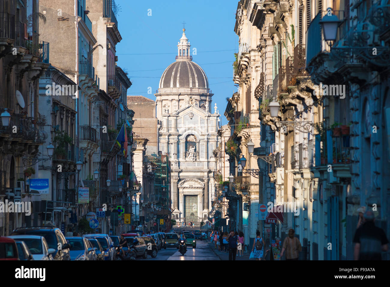 Via Giuseppe Garibaldi Catania, Blick auf die Cattedrale di Sant'Agata - liegt am östlichen Ende der Via Giuseppe Garibaldi, Catania, Sizilien. Stockfoto