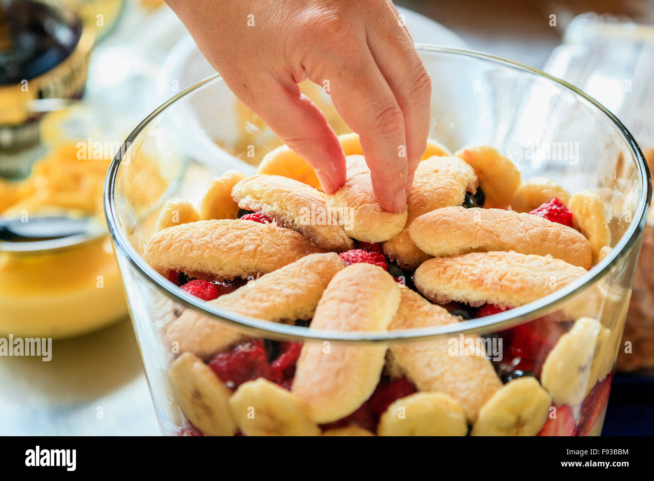 Nahaufnahme Bild der Kleinigkeit vorbereitet in eine Glasschüssel Stockfoto