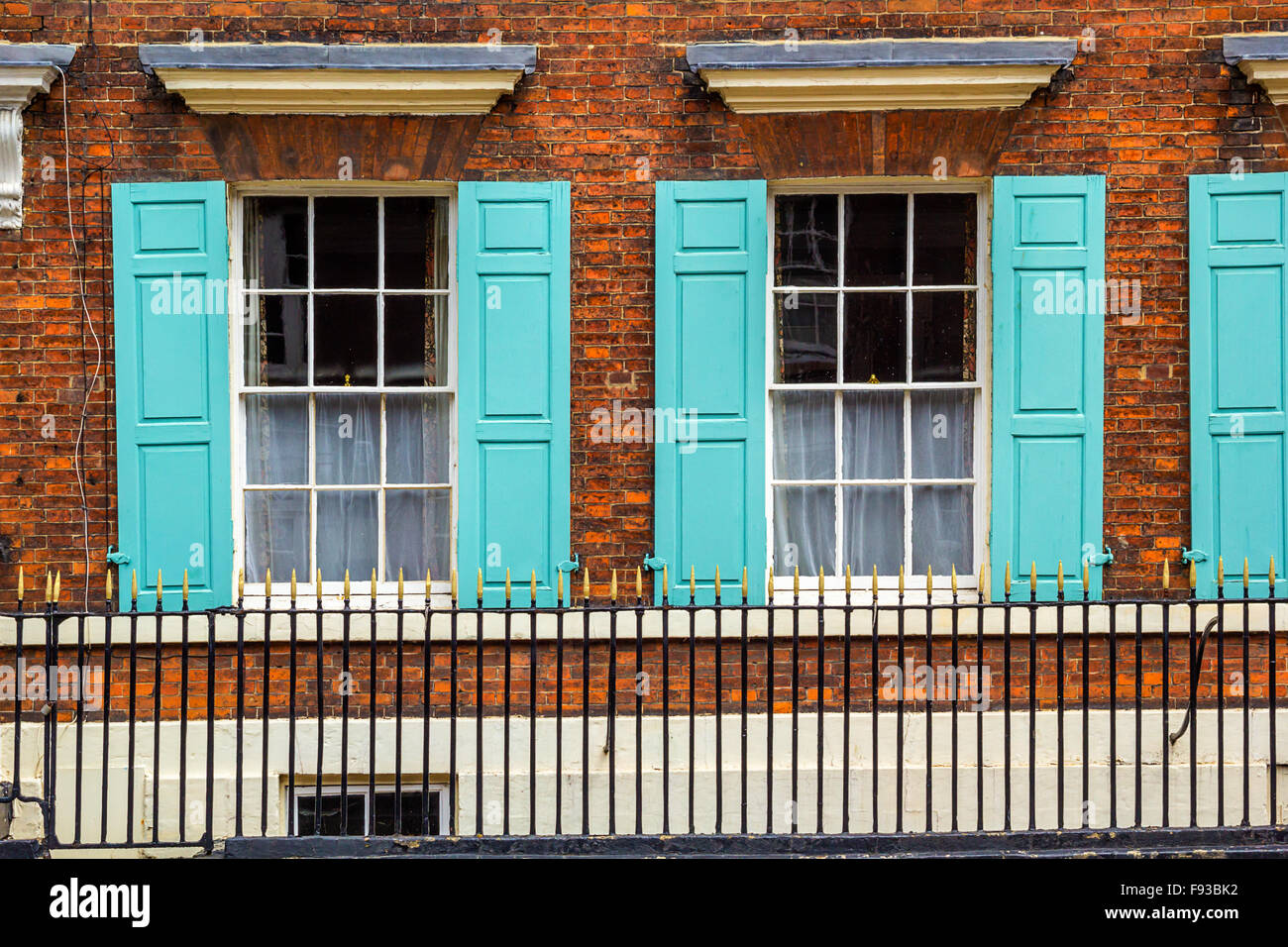 Schöne Architektur mit alten Fenstern in York, England, UK Stockfoto