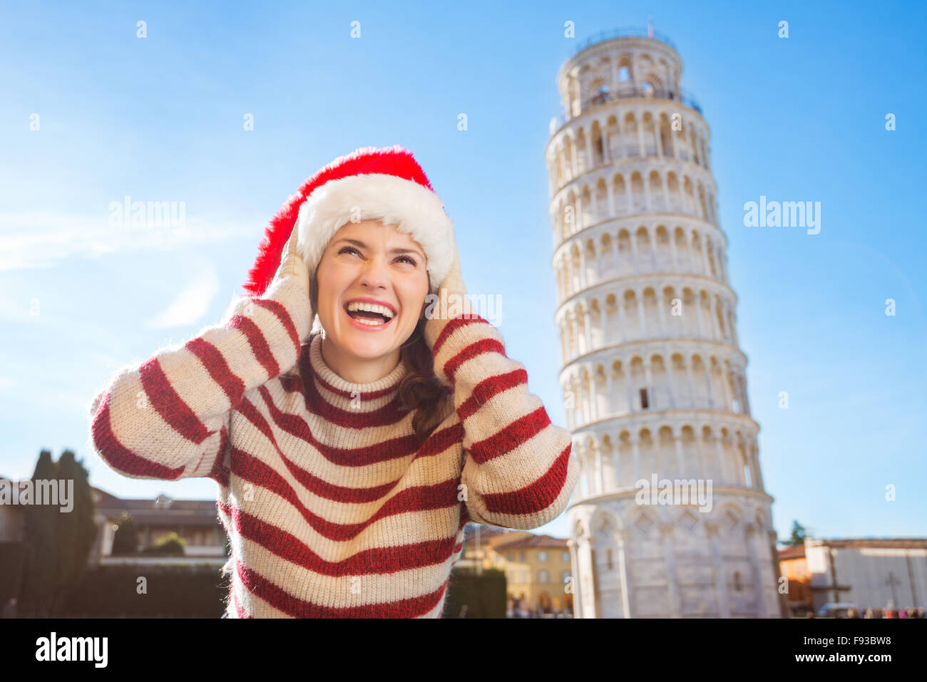 Jung, Juckreiz aus Energie und auf der Suche nach Aufregung. Ich werde Weihnachten Reise nach Italien. Es ist ein Kinderspiel. Glückliche Frau ich Stockfoto